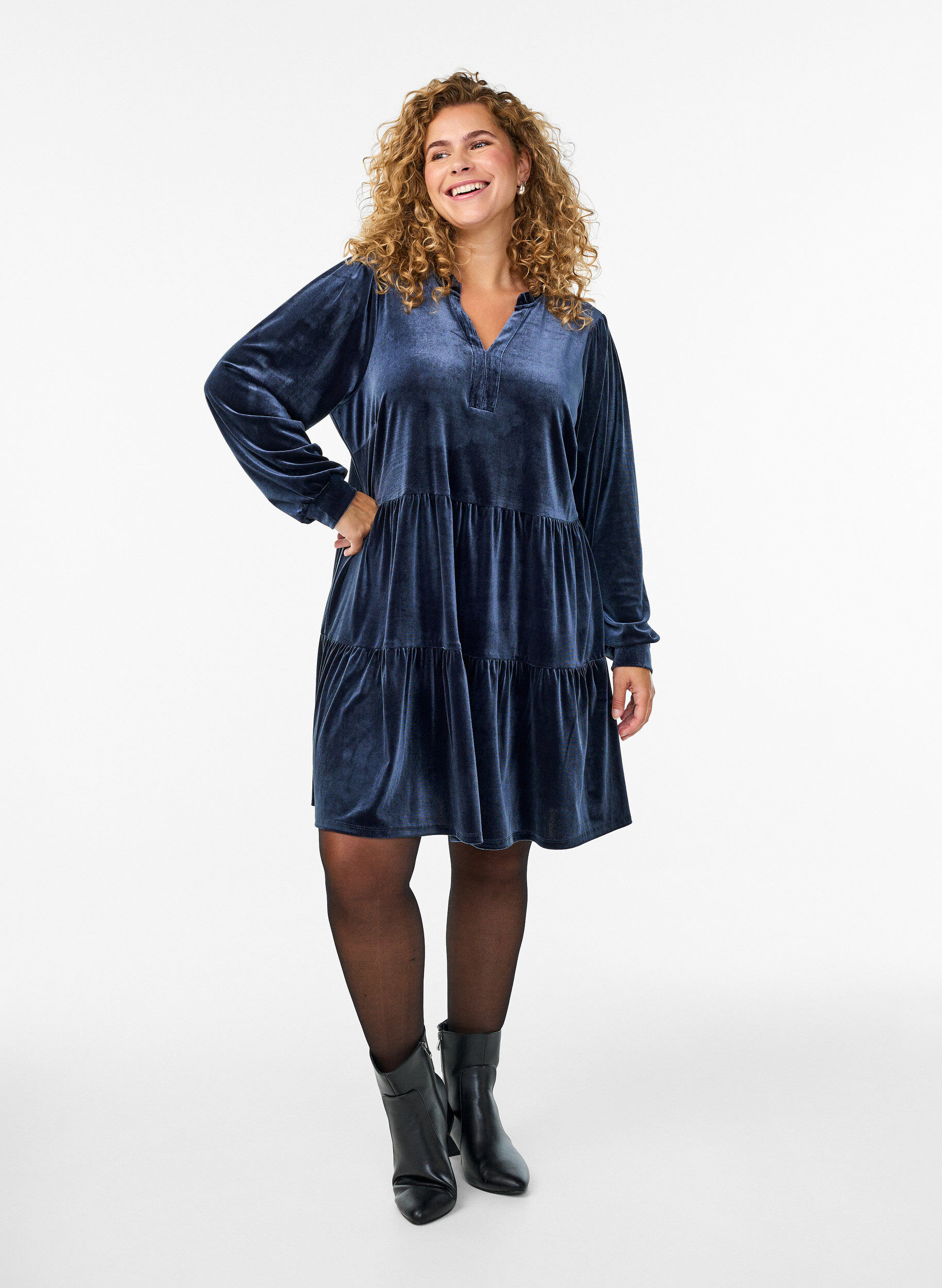 Zizzi Robe courte en velours avec un col &agrave; volants et des manches longues, Bleu, Model image number 1