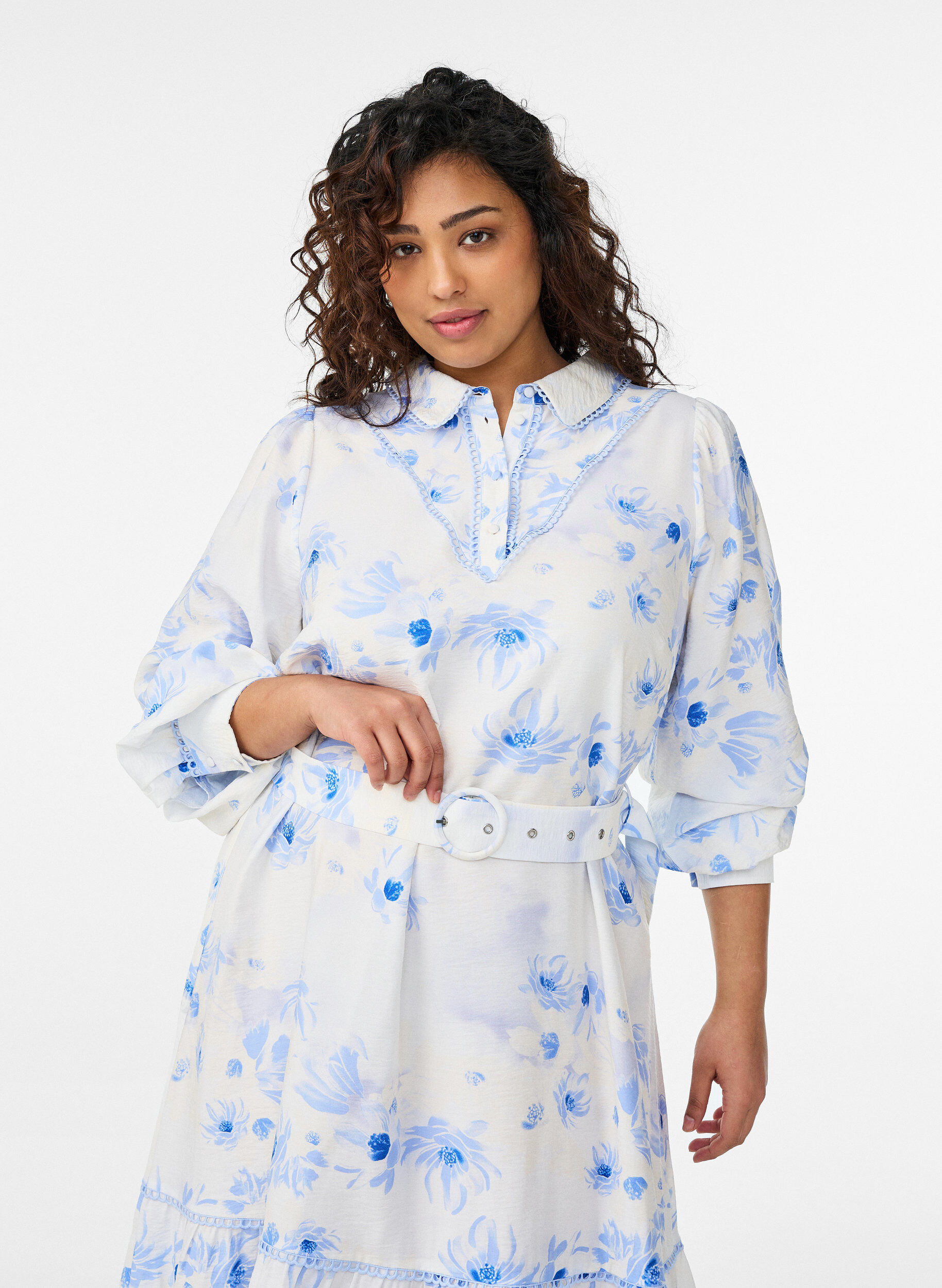 Zizzi Robe midi fleurie avec ceinture et manches longues, Bleu Clair, Model image number 2