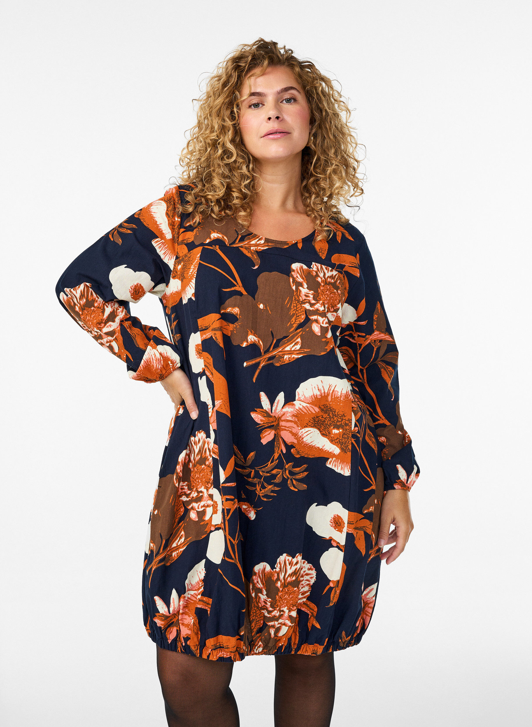 Korte katoenen jurk met een elastische zoom en lange mouwen, Zwart, Model