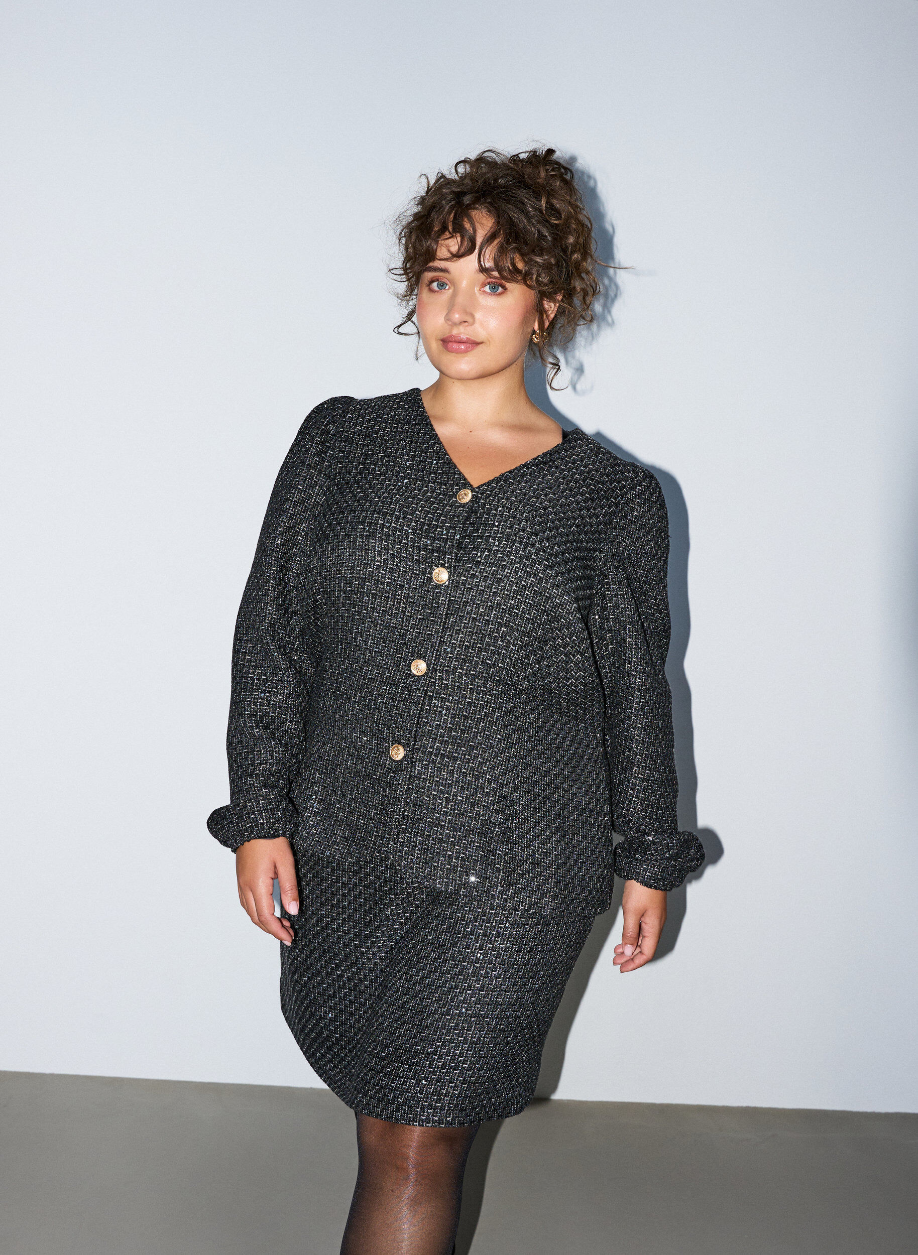 Veste boucl&eacute;e avec sequins et boutons d&eacute;coratifs, Noir, Model