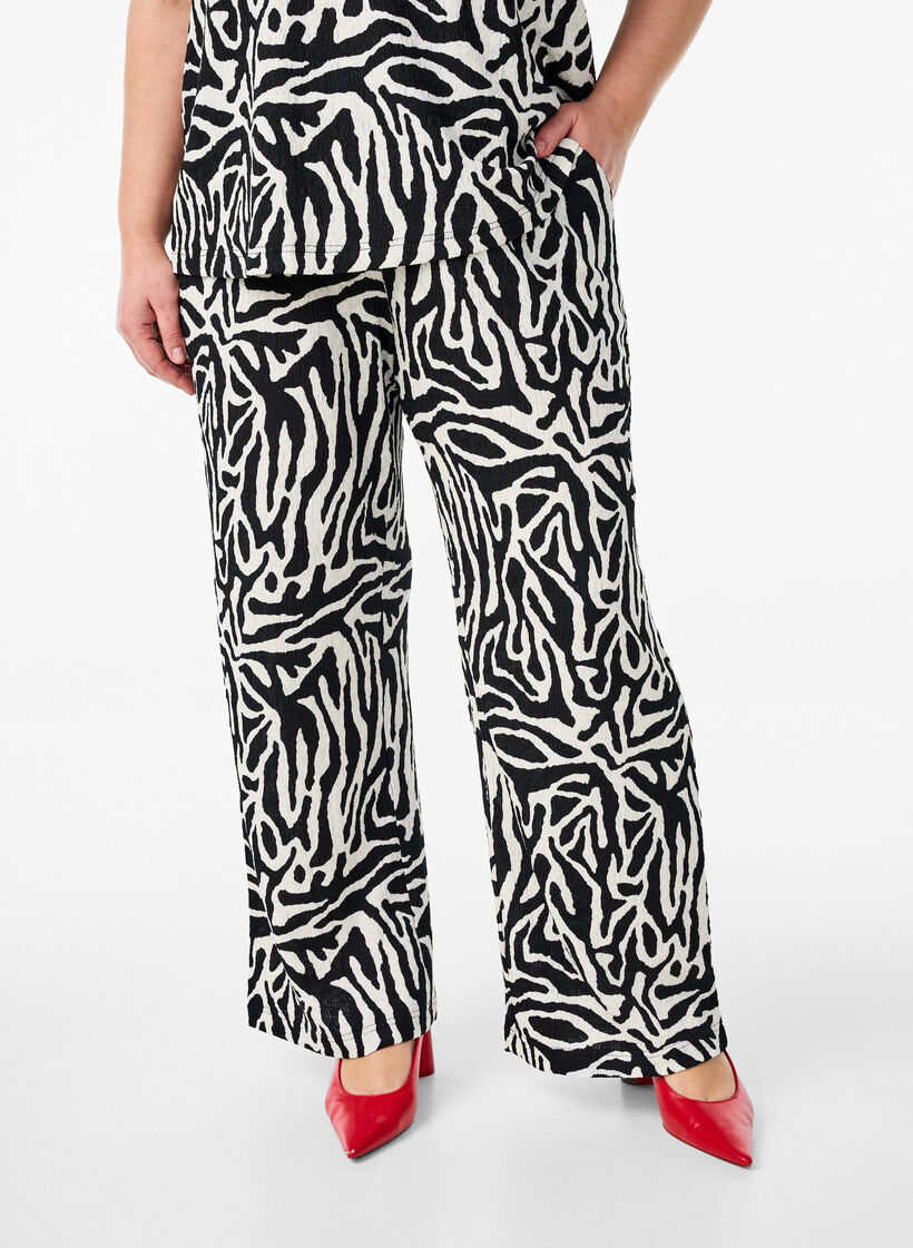 Pantalon imprim&eacute; motif z&egrave;bre, Noir, Model image number 2