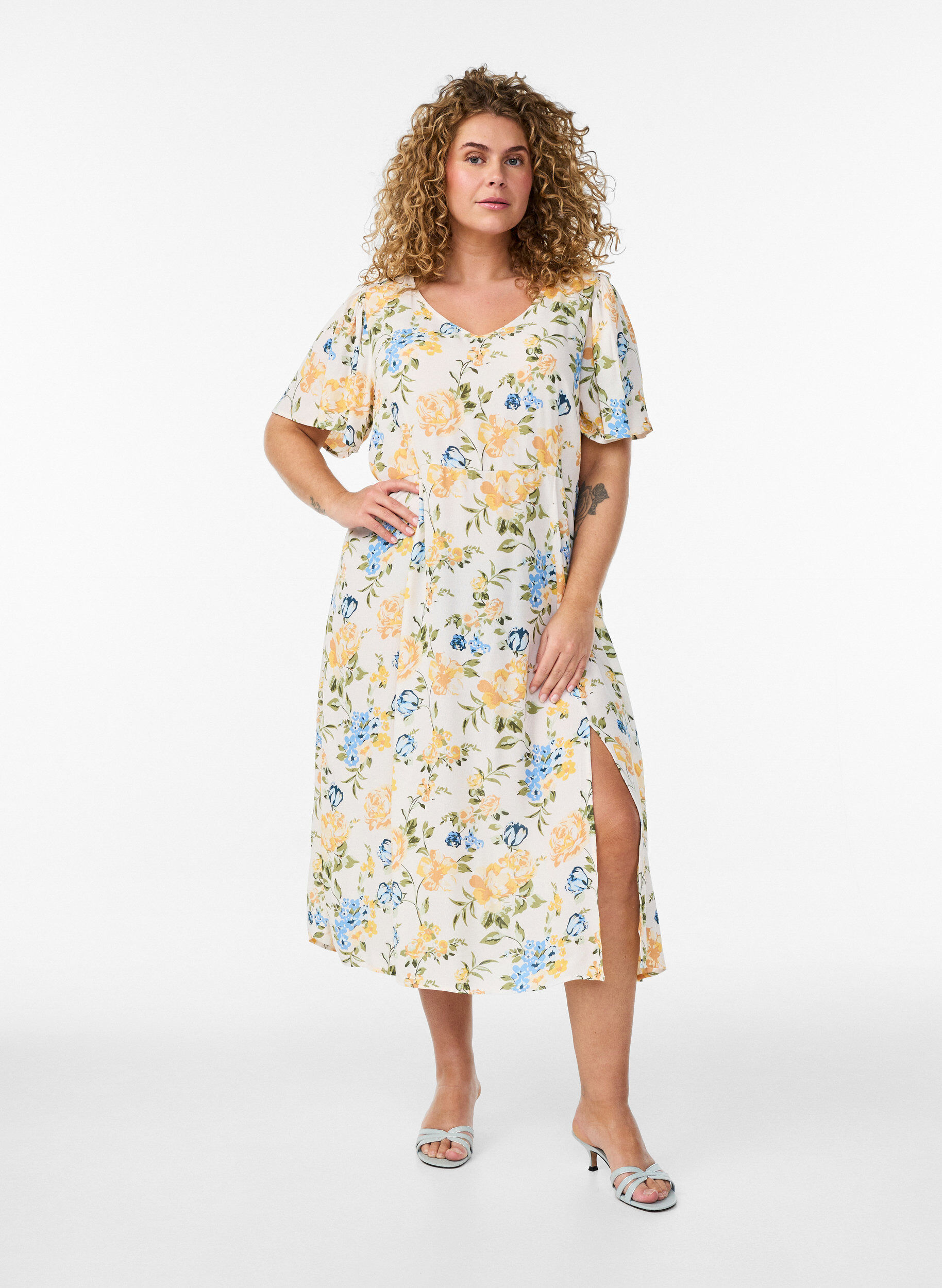 Zizzi Robe midi en viscose &agrave; imprim&eacute; floral, Bleu, Model image number 0