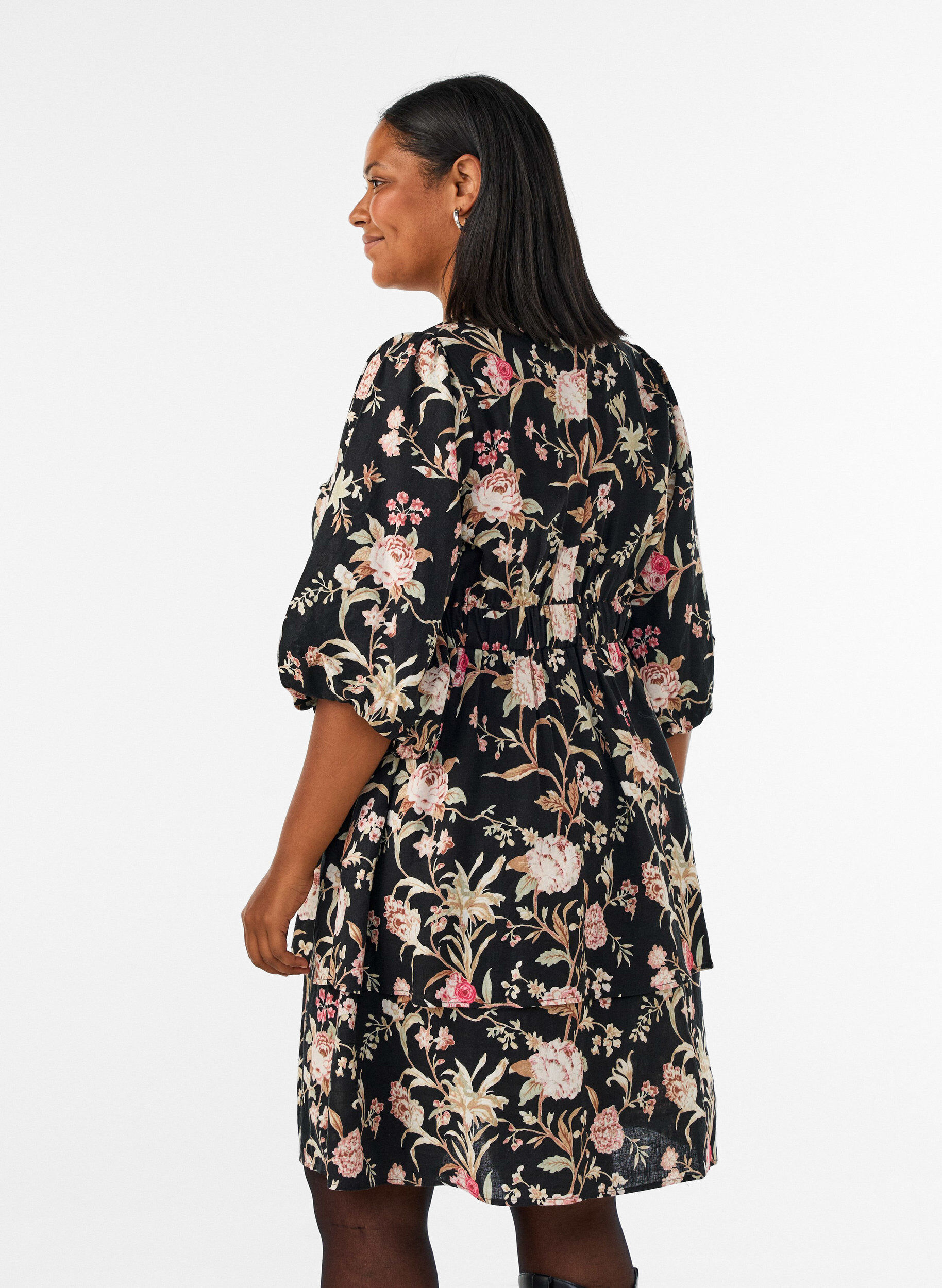 ZizziBloemenjurk in linnen en viscose met een empirelijn, Zwart, Model image number 2