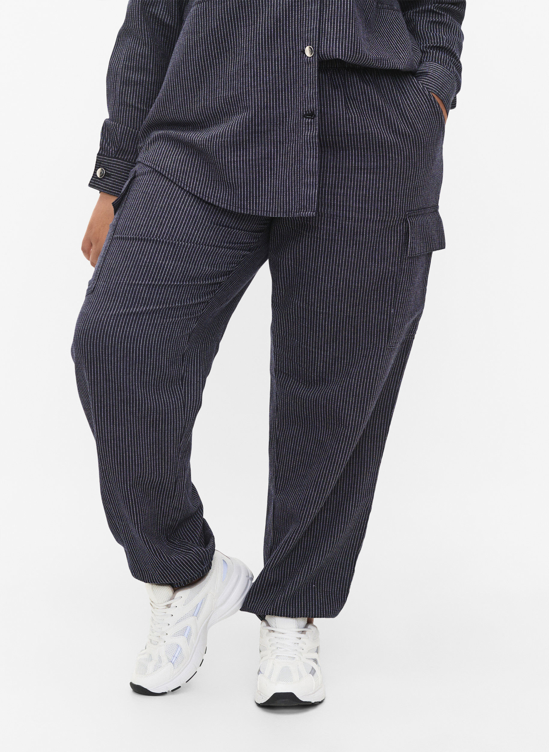 ZizziKatoenen cargo broek met krijtstrepen, Dark Blue Stripe, Model image number 2