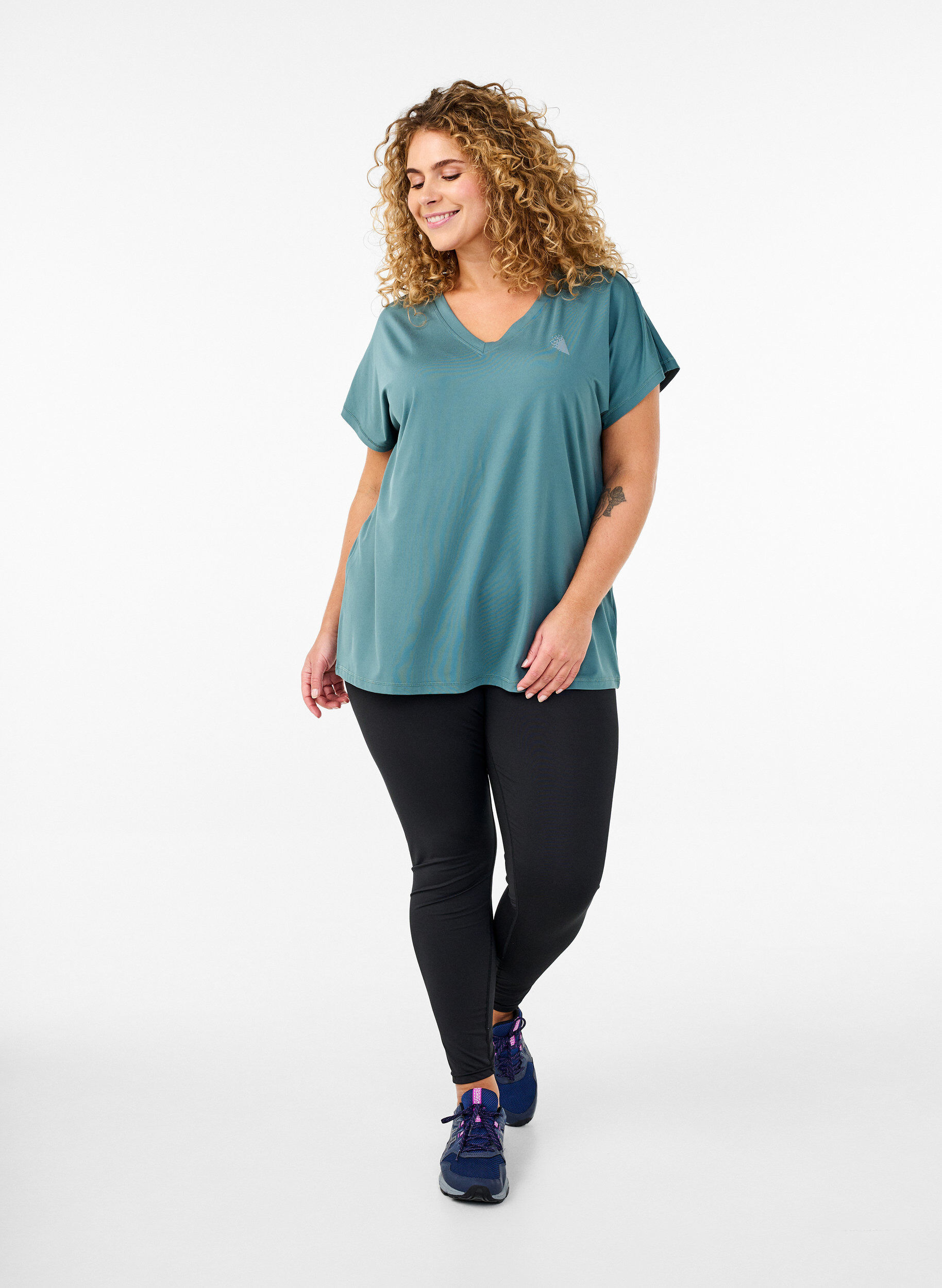 Zizzi T-shirt de sport ample avec encolure en V, Vert, Model image number 1
