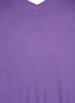 T-shirt en viscose côtelé avec col en V, Deep Lavender, Packshot image number 2