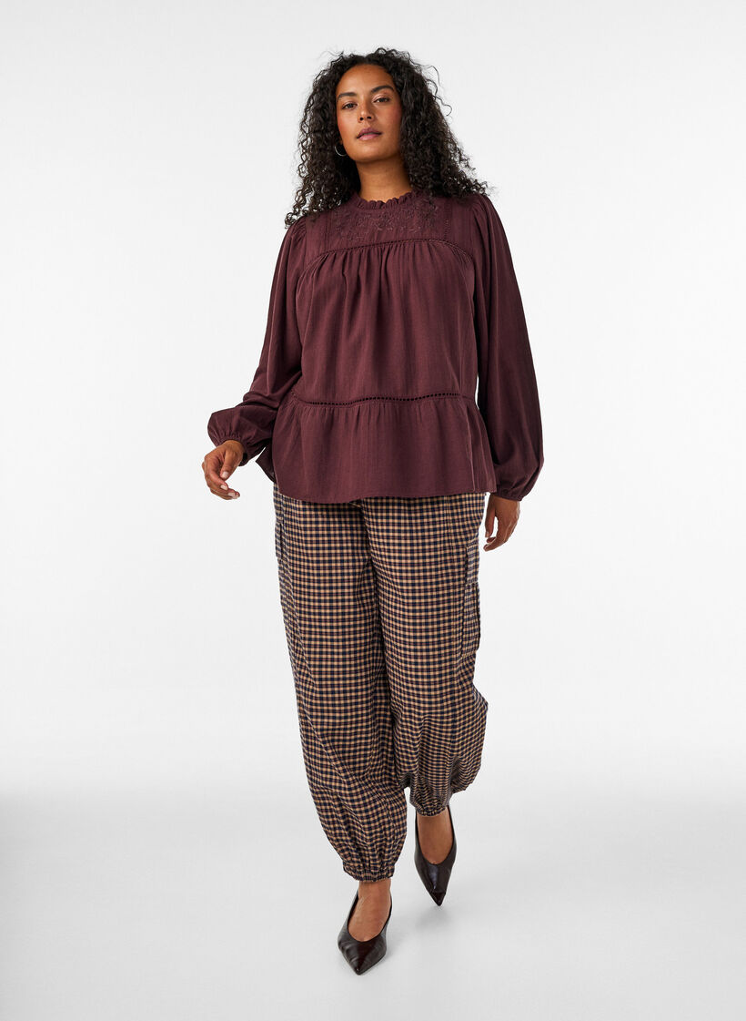 Blouse avec broderie et bordure broderie ajour&eacute;e, Bordeaux fonc&eacute;, Model image number 1