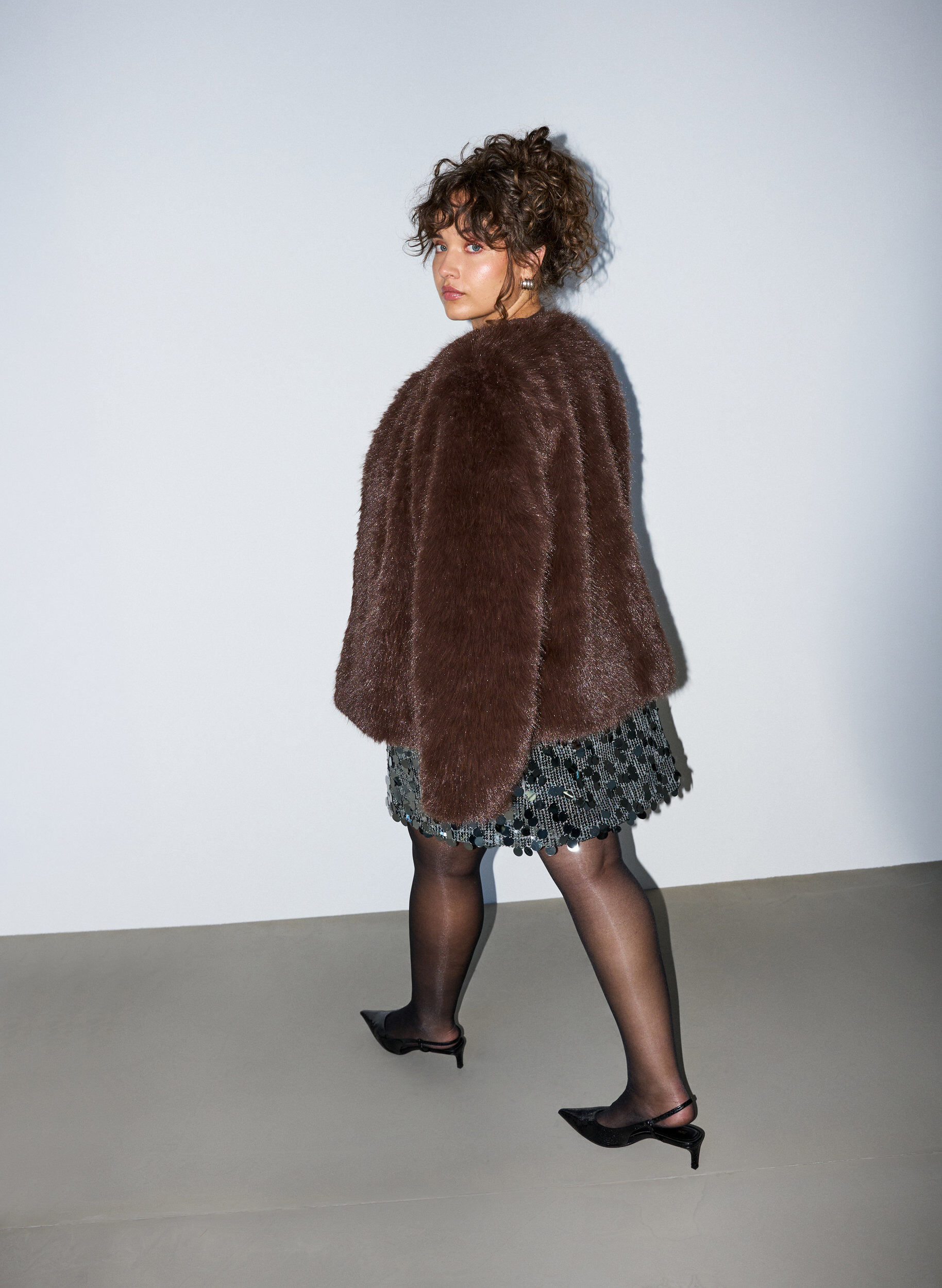 ZizziVeste courte en fausse fourrure ouverte sur le devant, Marron, Model image number 2