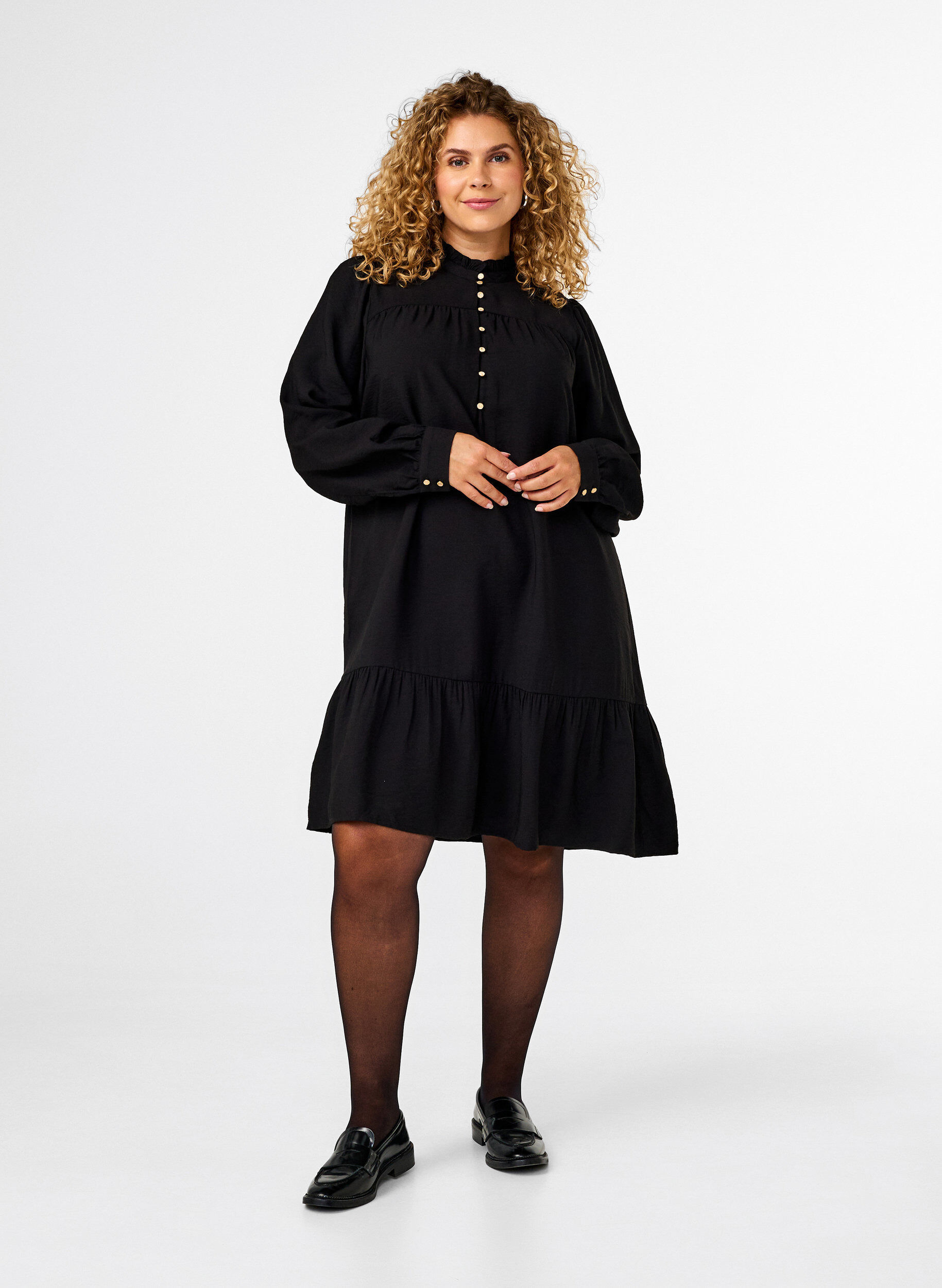 Zizzi Robe courte avec col &agrave; volants, Black, Model image number 2