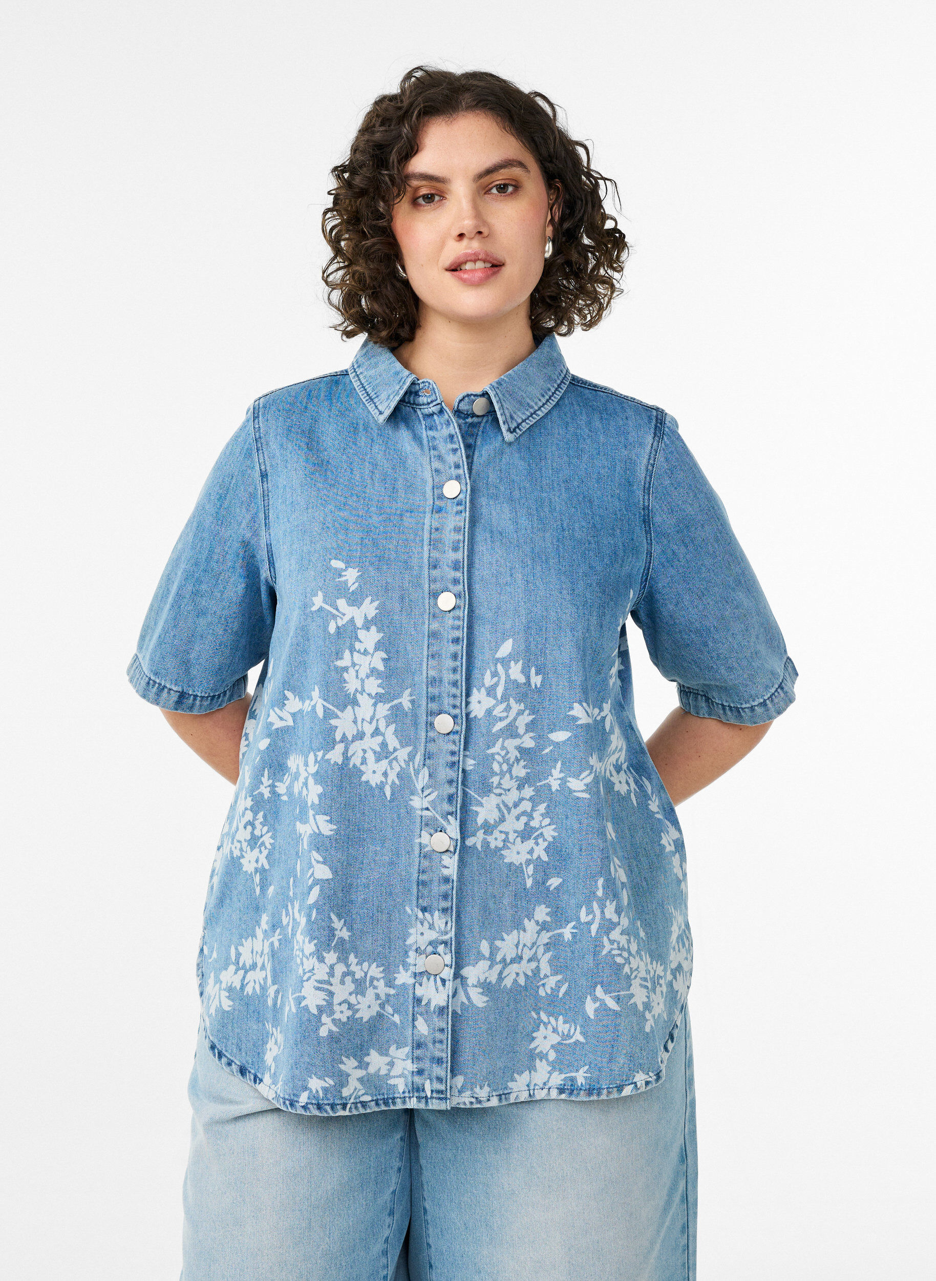 Chemise en jean &agrave; imprim&eacute; floral et manches courtes, Bleu Clair, Model