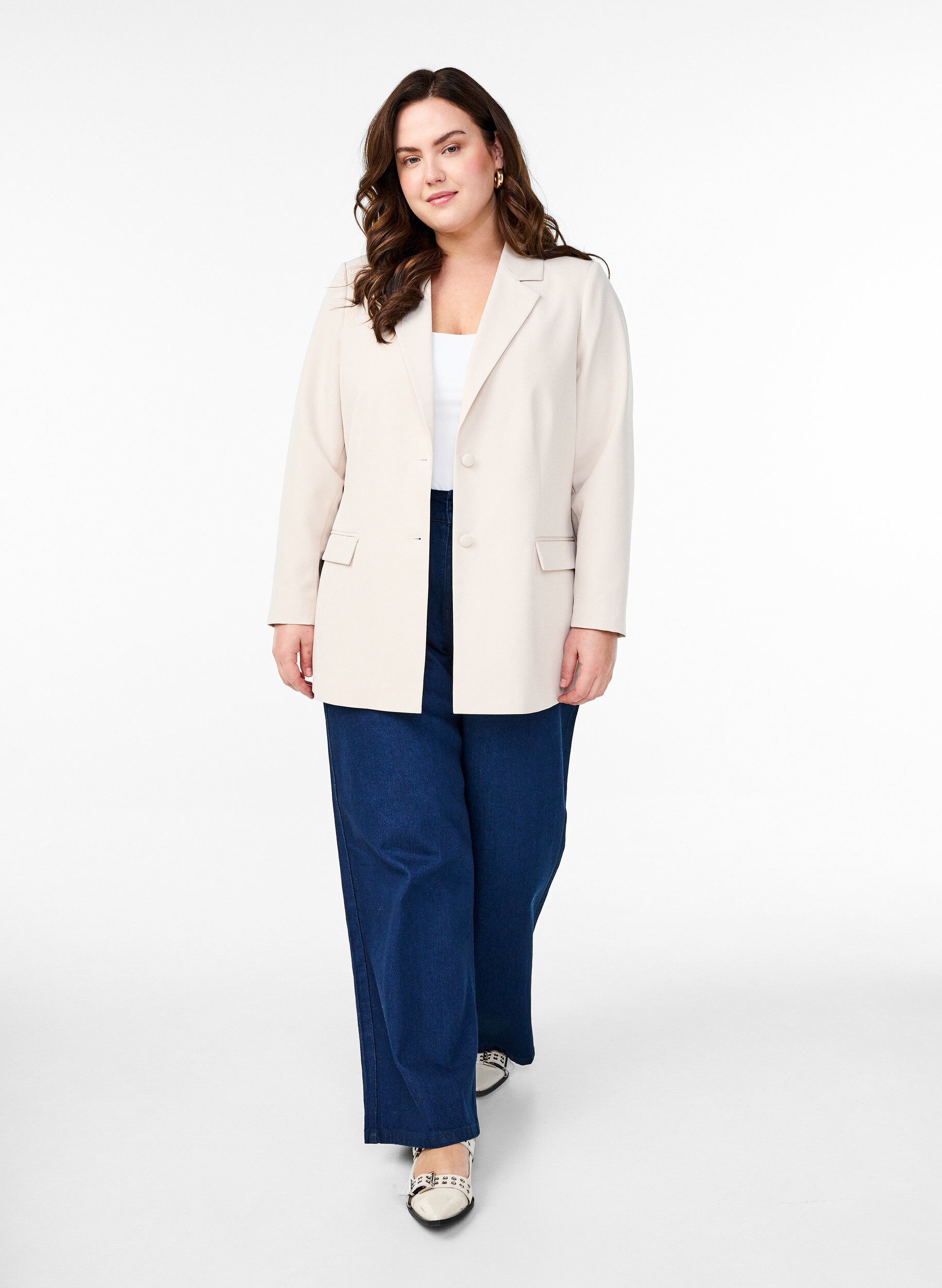 Zizzi Blazer classique avec fermeture boutonn&eacute;e, Beige, Model image number 1