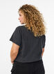 Dit T-shirt met een gewassen look en rhinestones, Grijs, Model image number 2