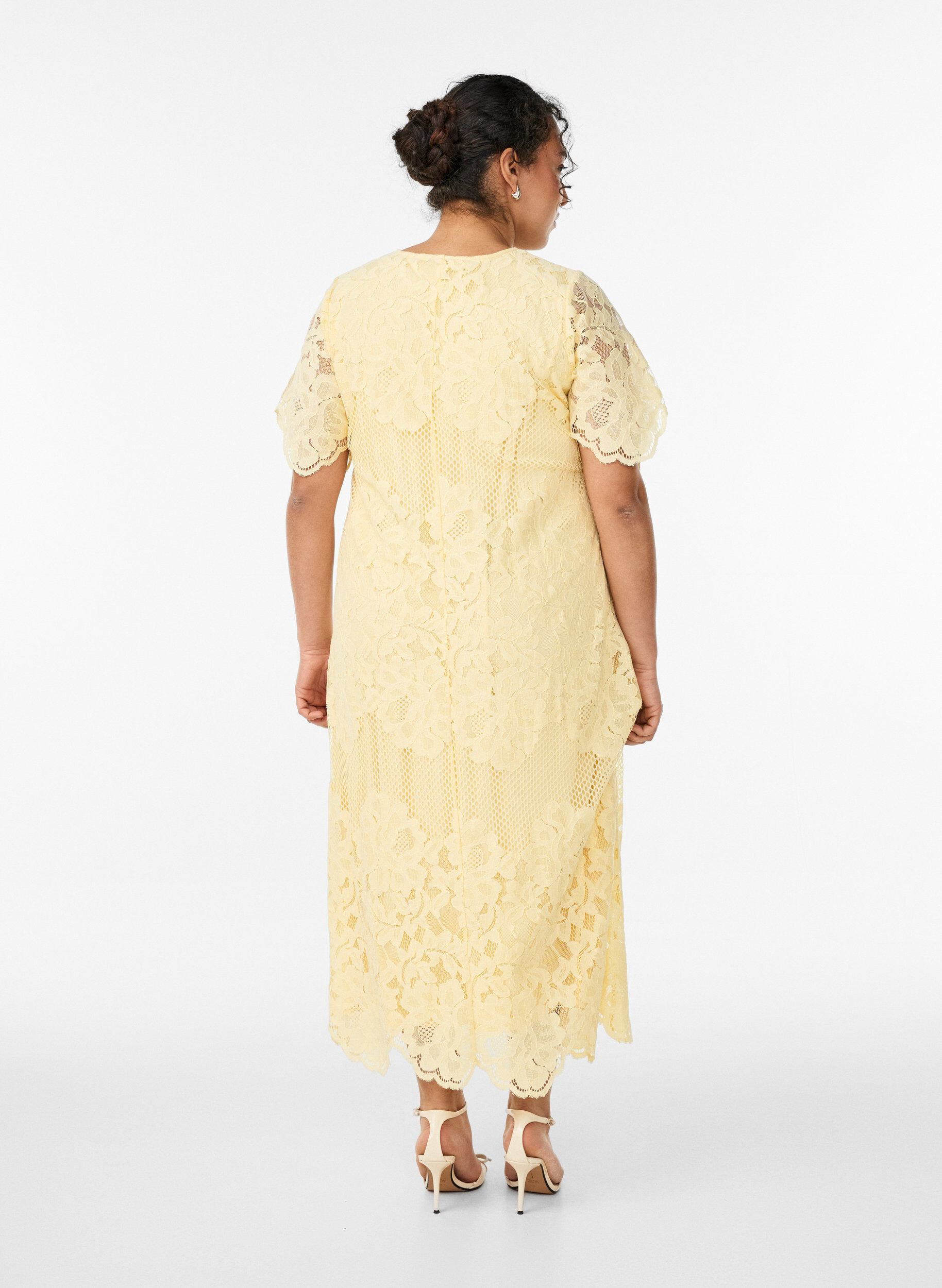 Zizzi Robe midi en dentelle avec bords festonn&eacute;s, Jaune clair, Model image number 1
