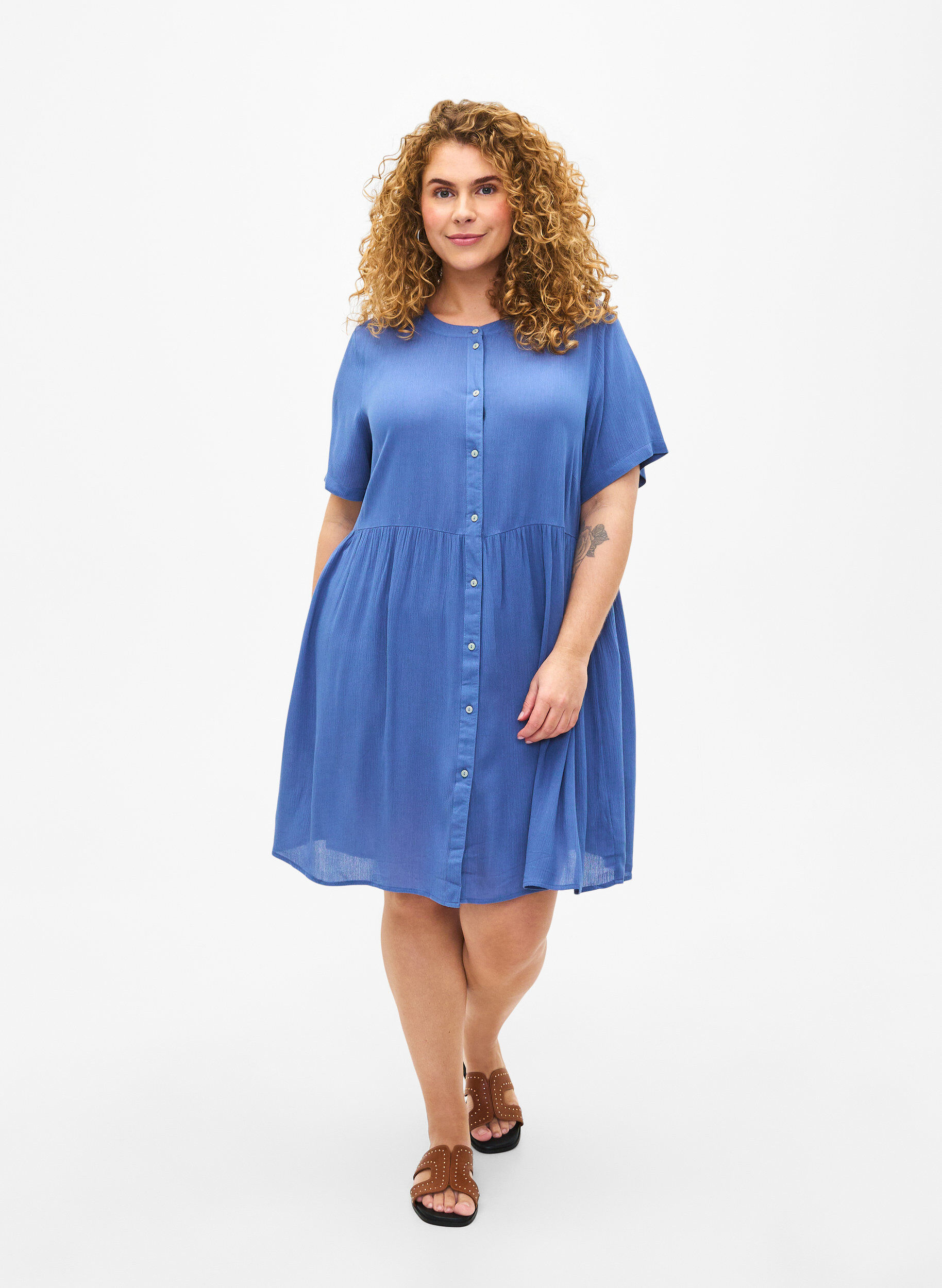 Zizzi Robe &agrave; manches courtes en viscose avec forme en A, Moonlight Blue, Model image number 2
