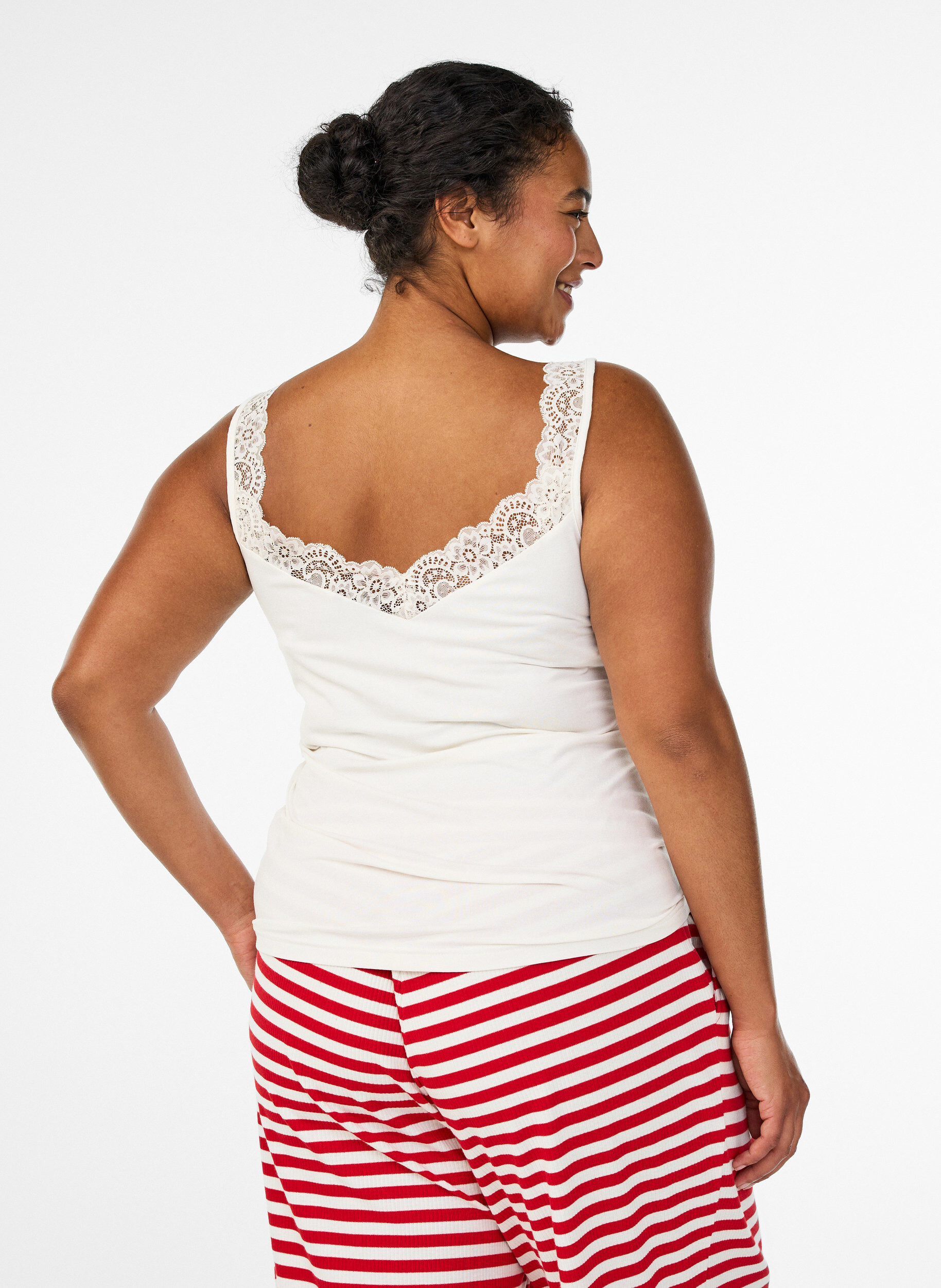 Zizzi Top en viscose avec bord en dentelle, Vanille, Model image number 2