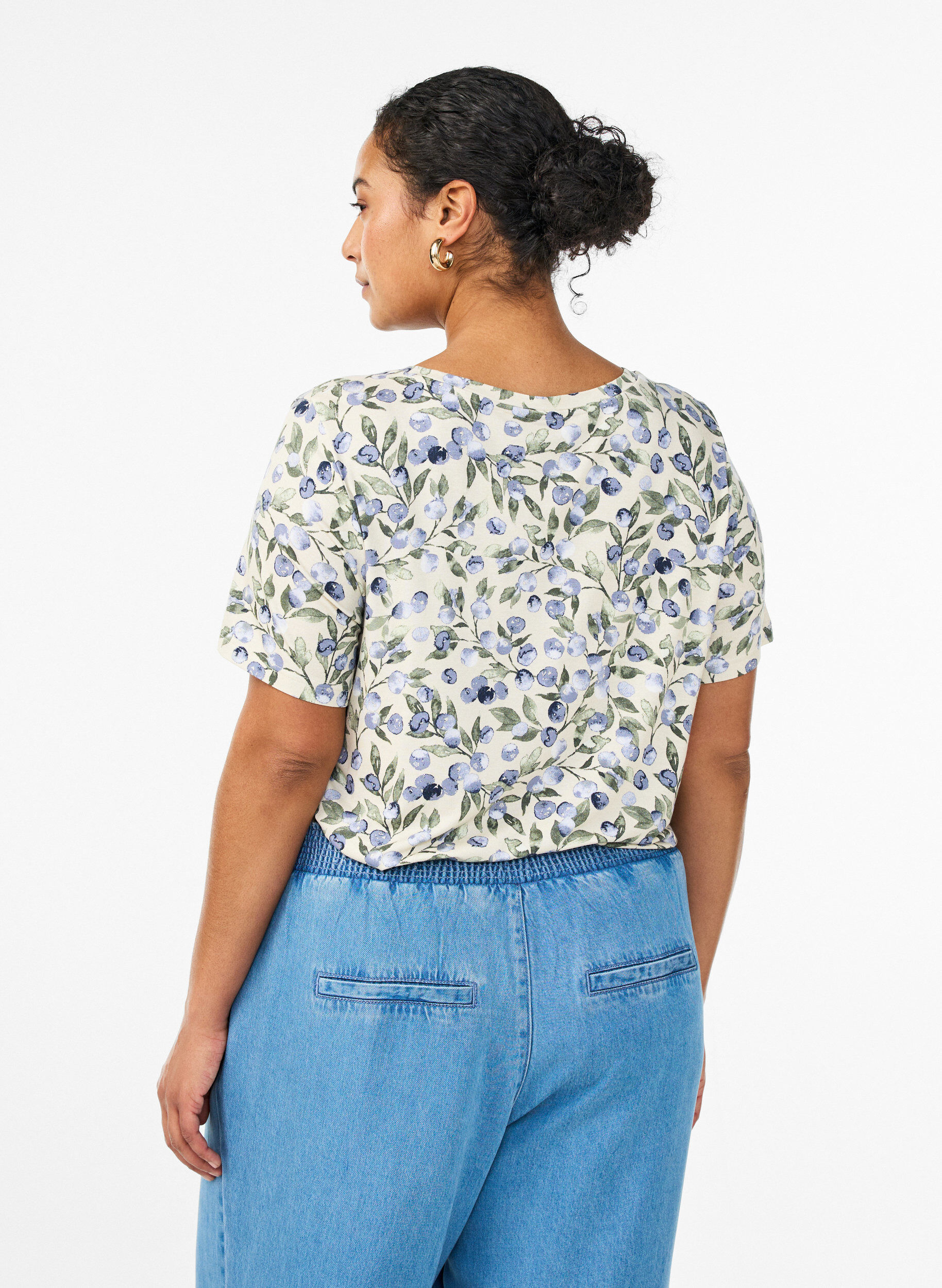 Zizzi T-shirt avec imprim&eacute; floral, Vanille, Model image number 2