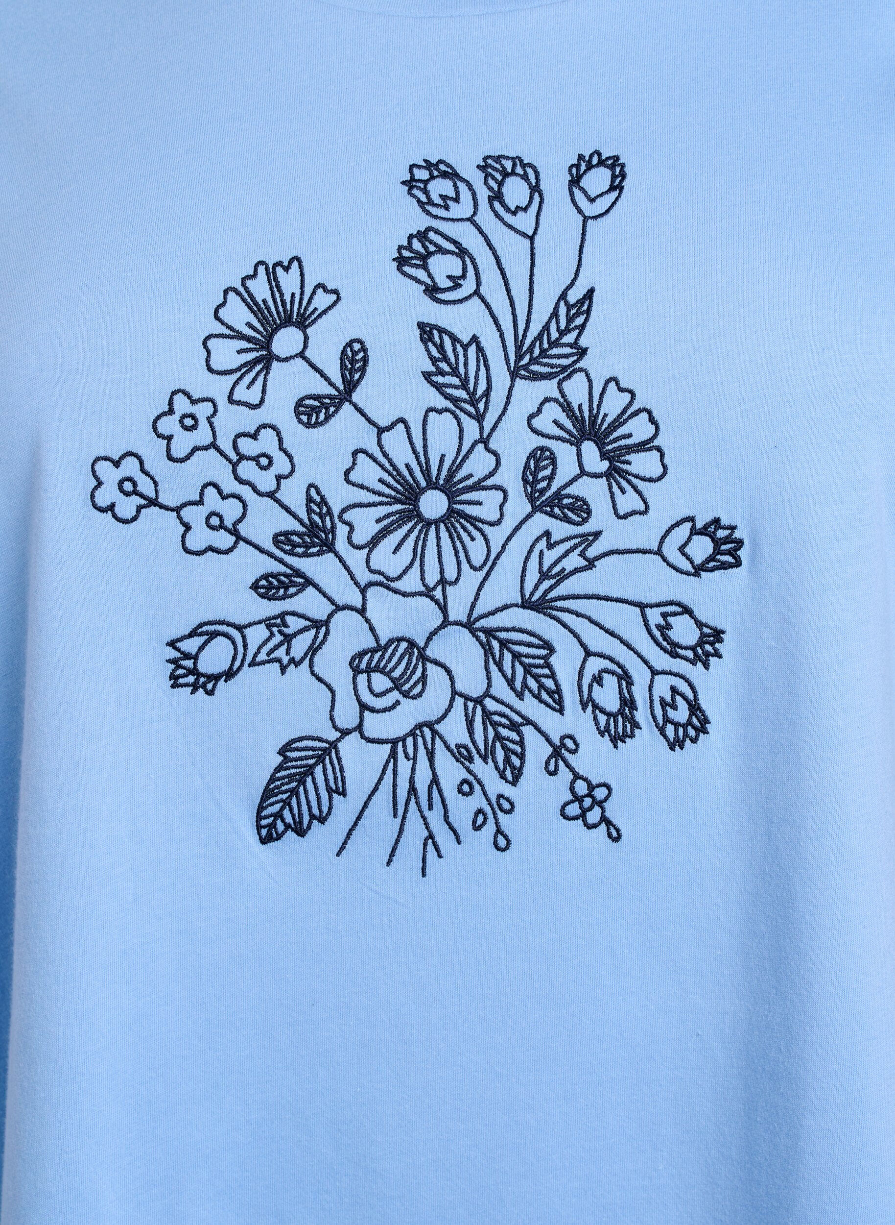Zizzi T-shirt en coton biologique avec broderie florale, Della R. Blue w. EMB, Packshot image number 2