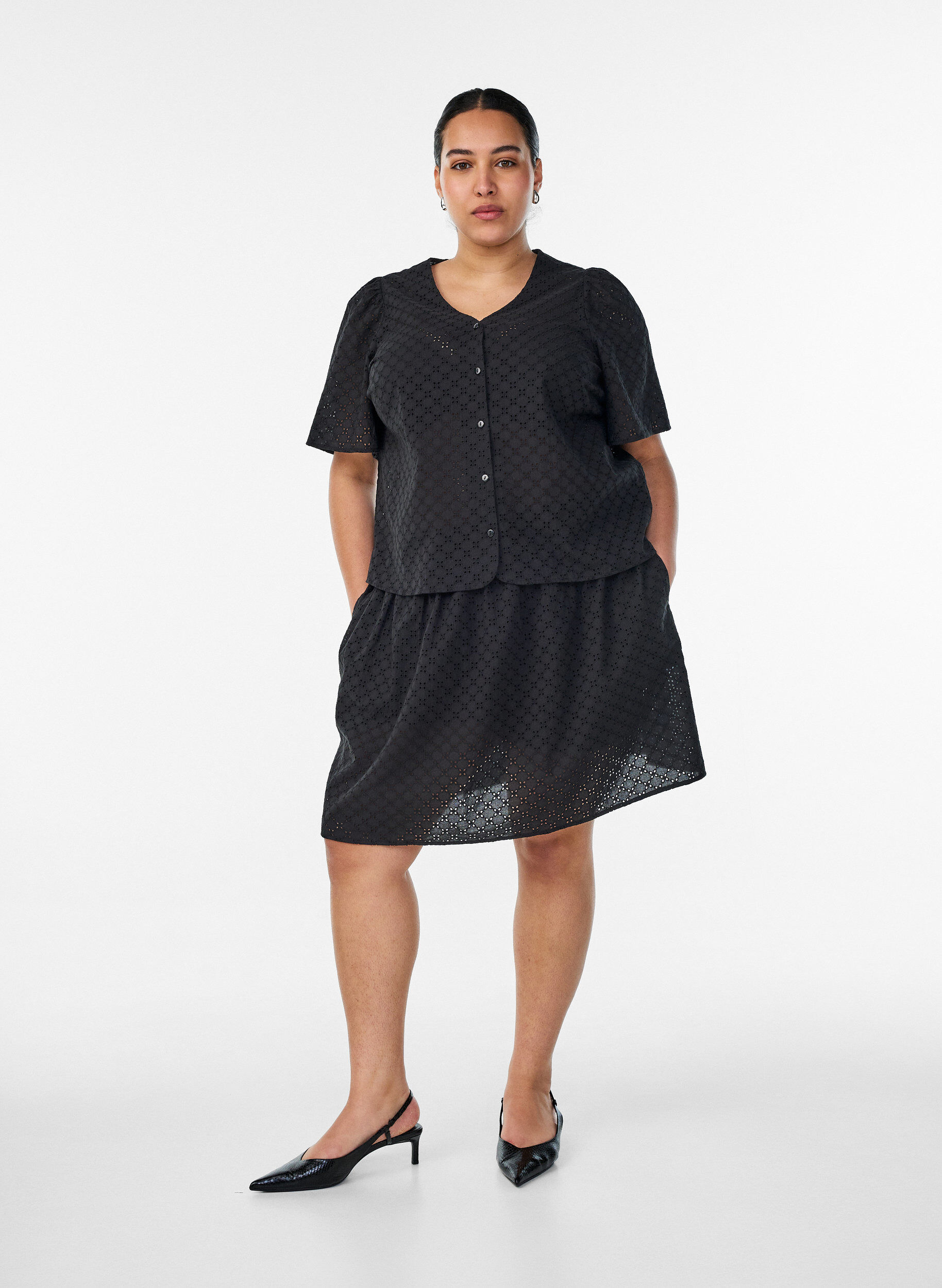 ZizziJupe courte en broderie anglaise avec ceinture &eacute;lastique, Noir, Model image number 0