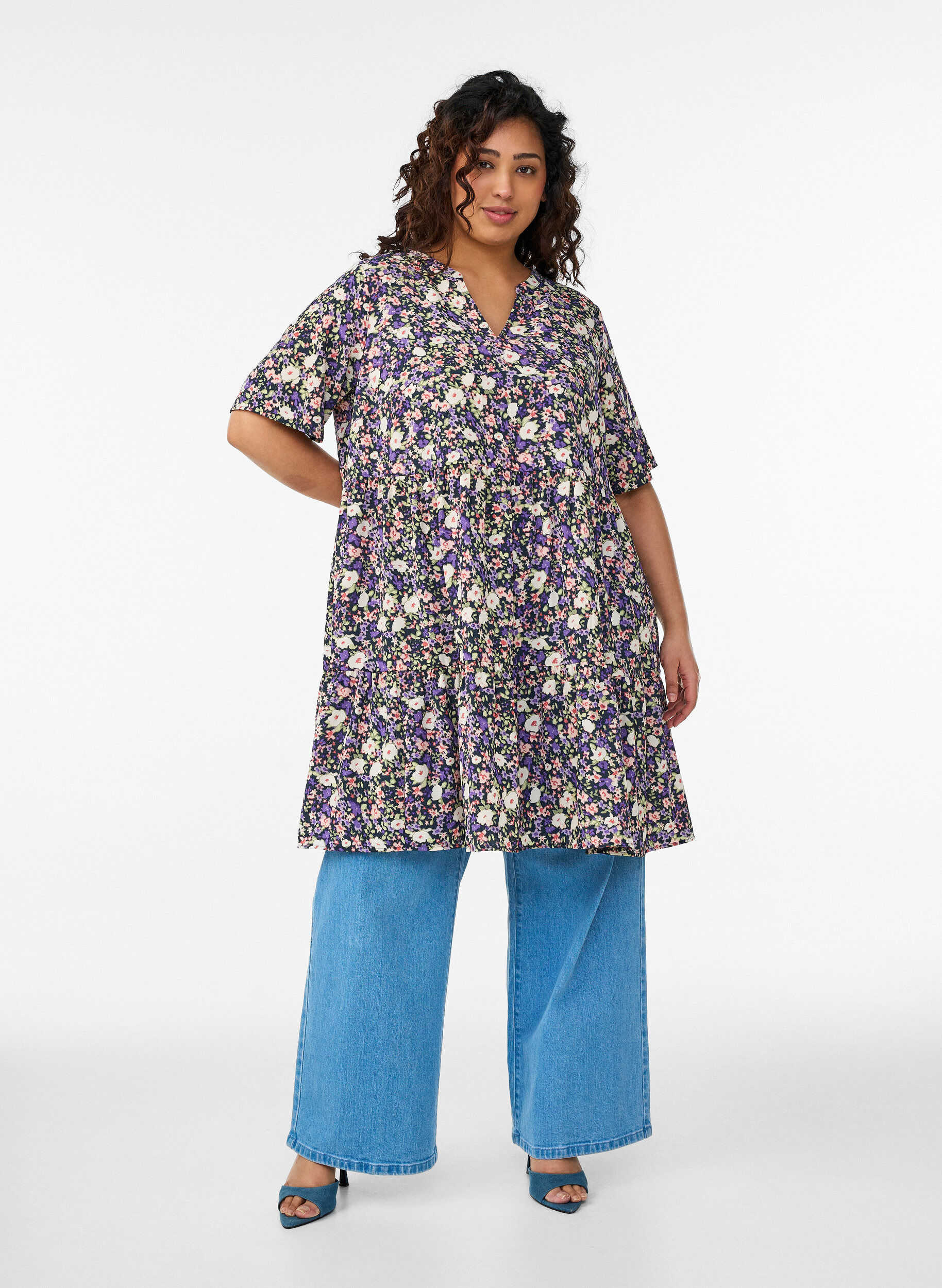 Zizzi Robe &agrave; manches courtes coupe trap&egrave;ze avec d&eacute;coupes, Violet, Model image number 1