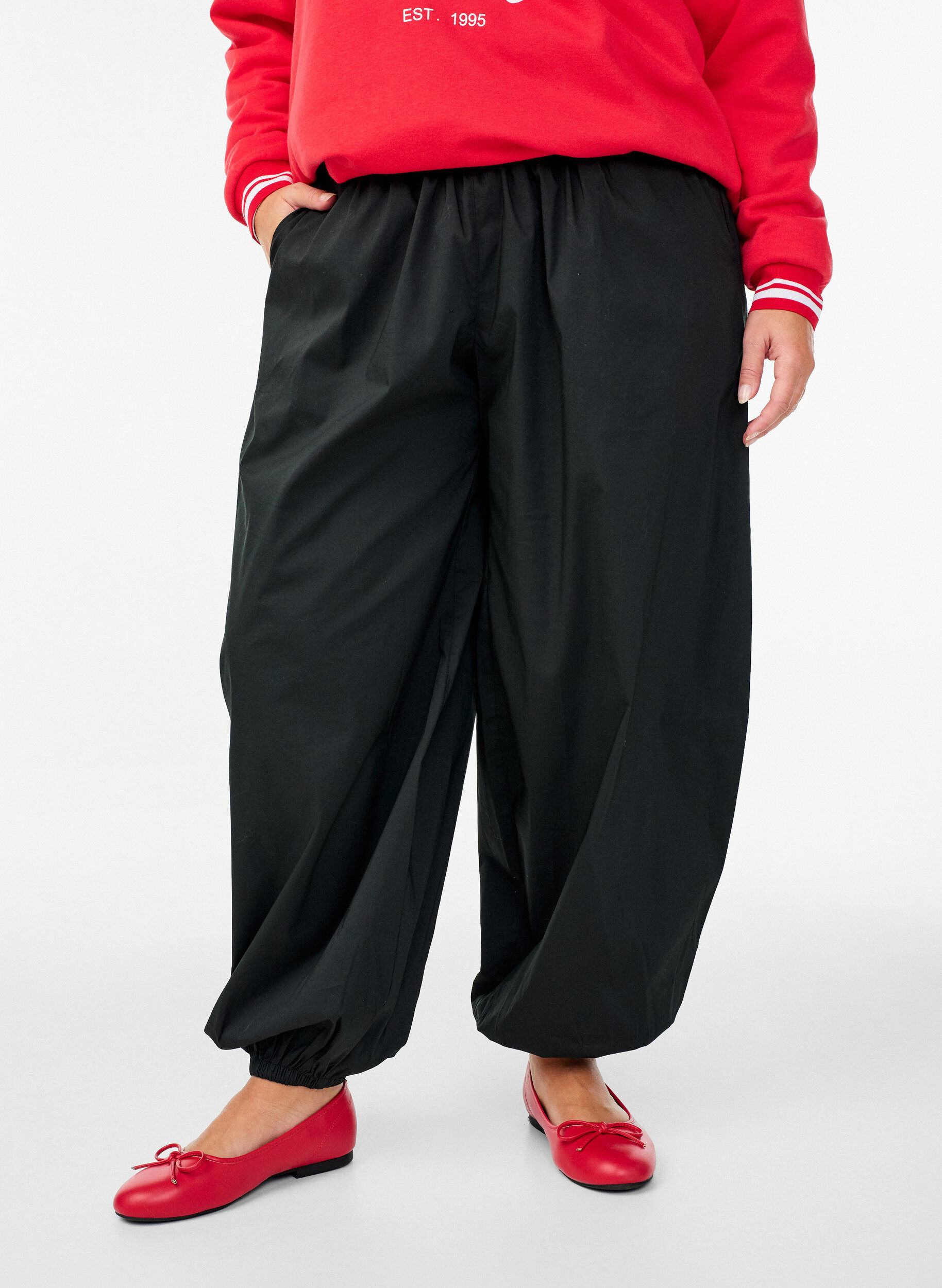 ZizziBallonbroek met zakken en een elastische tailleband, Zwart, Model image number 0