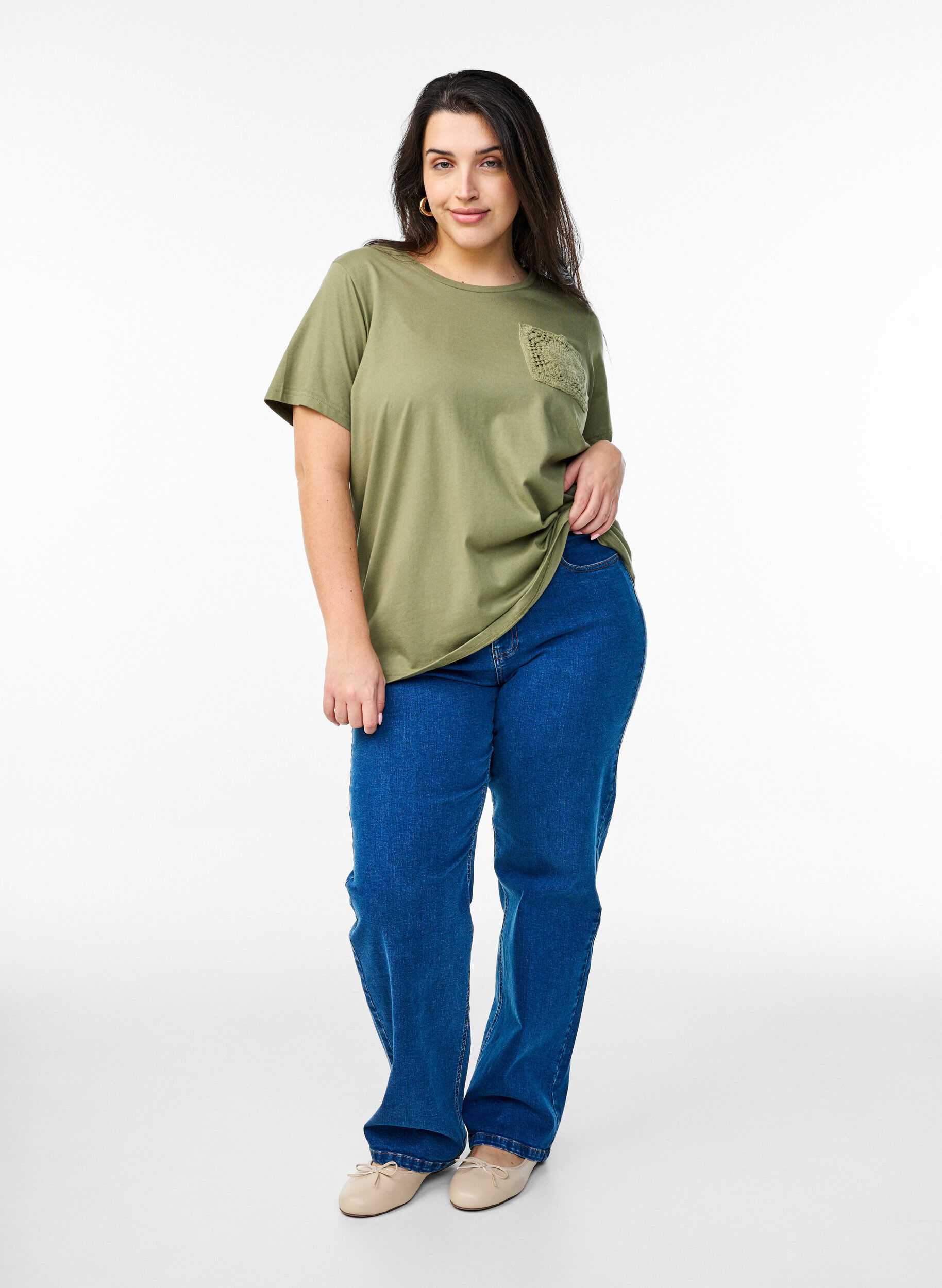 Zizzi T-shirt en coton biologique avec poche de poitrine, Vert, Model image number 1