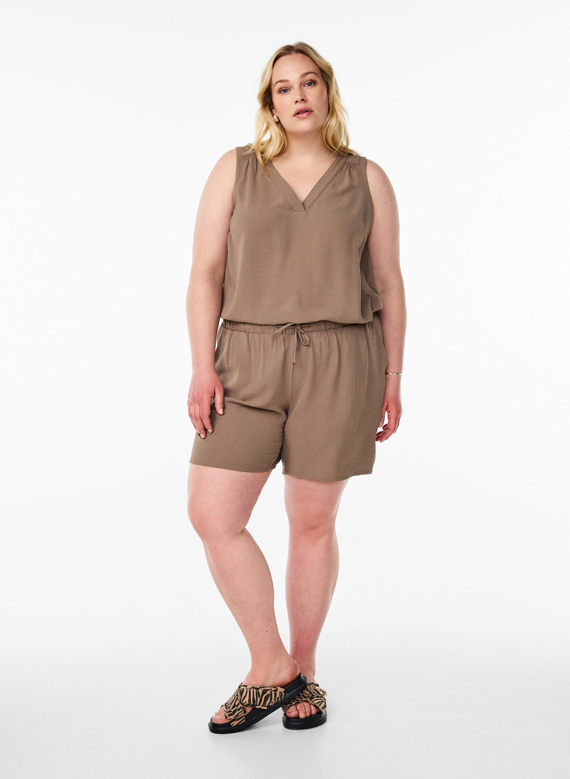 ZizziKorte broek met zakken en elastische tailleband, Bruin, Model image number 1