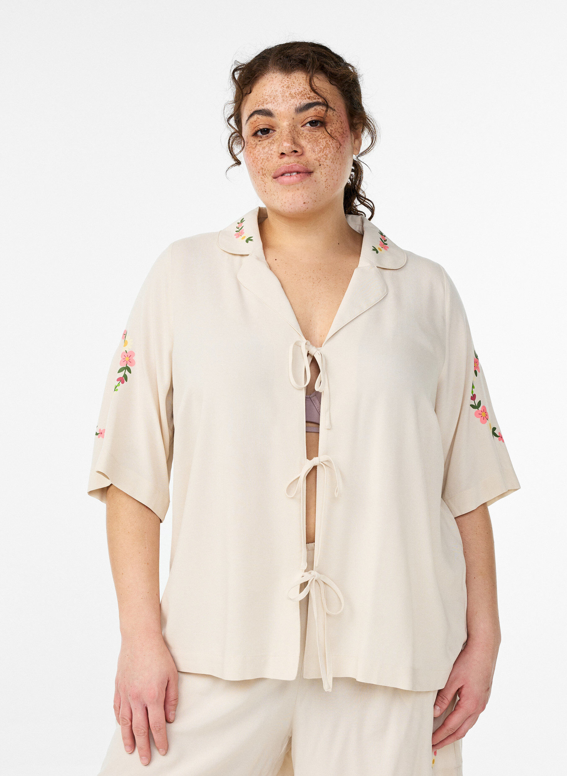 Zizzi Haut de pyjama en viscose avec lien &agrave; nouer et imprim&eacute; fleuri, Beige, Model image number 0