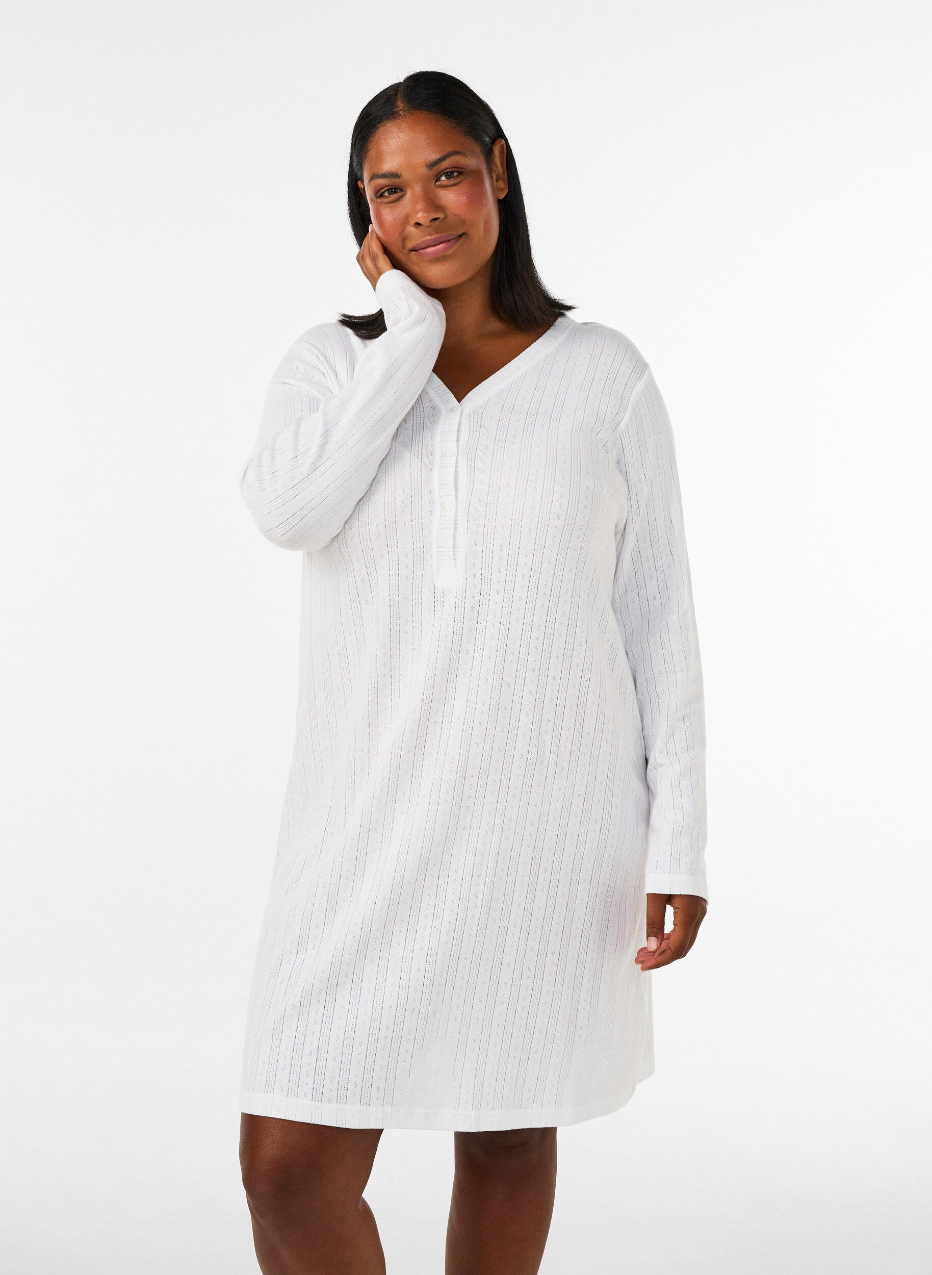 Nuisette en coton biologique avec broderie ajour&eacute;e, Blanc, Model