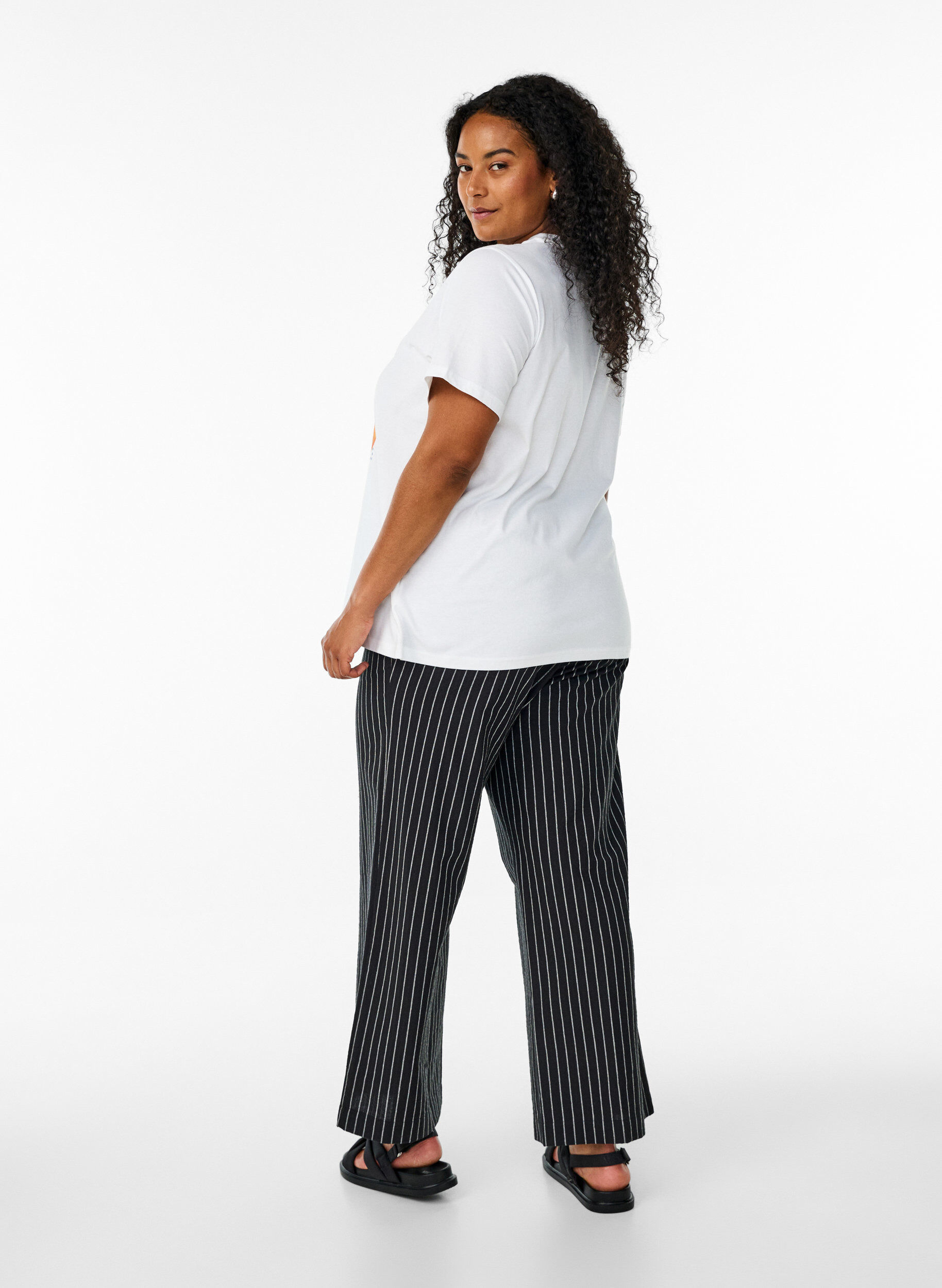 Zizzi Pantalon ample avec taille haute et poches, Noir, Model image number 2