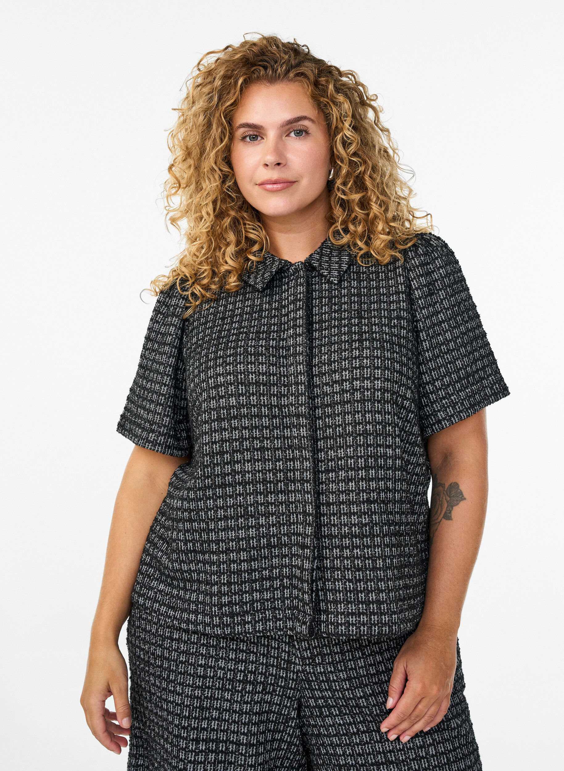 Boucl&eacute; shirtblouse met korte mouwen, Zwart, Model