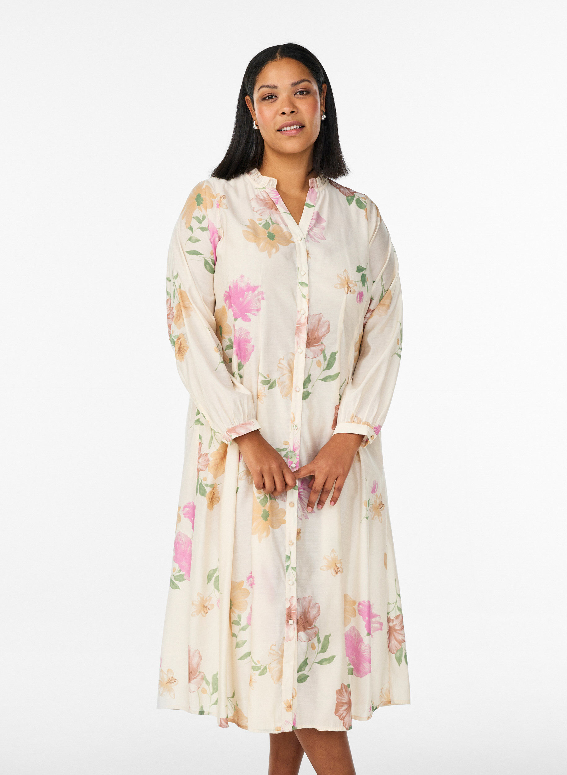 Zizzi Robe midi fleurie avec col &agrave; volants et fermeture boutonn&eacute;e, Beige, Model image number 0