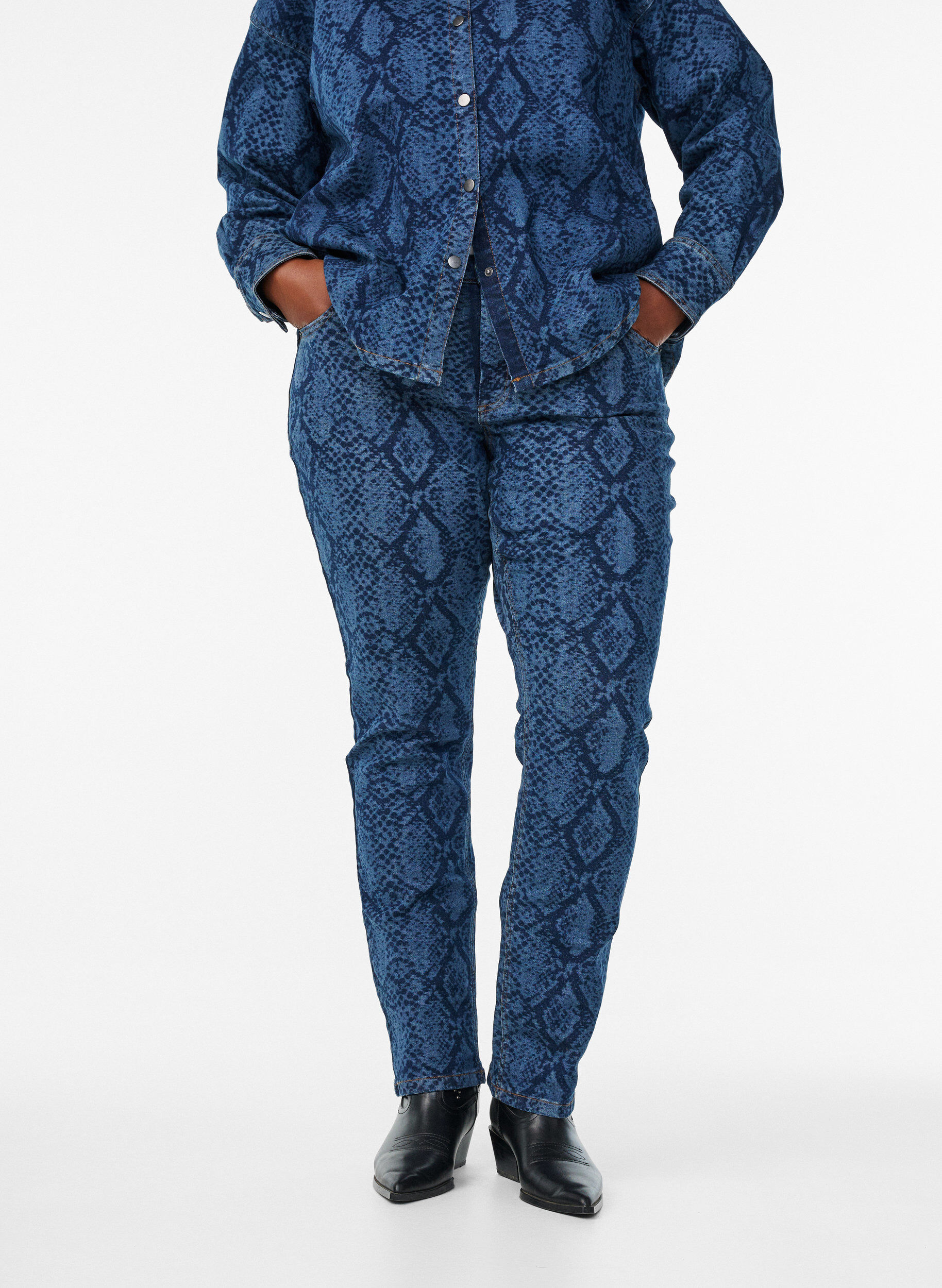 Zizzi Jean Emily &agrave; imprim&eacute; serpent, Bleu, Model image number 2