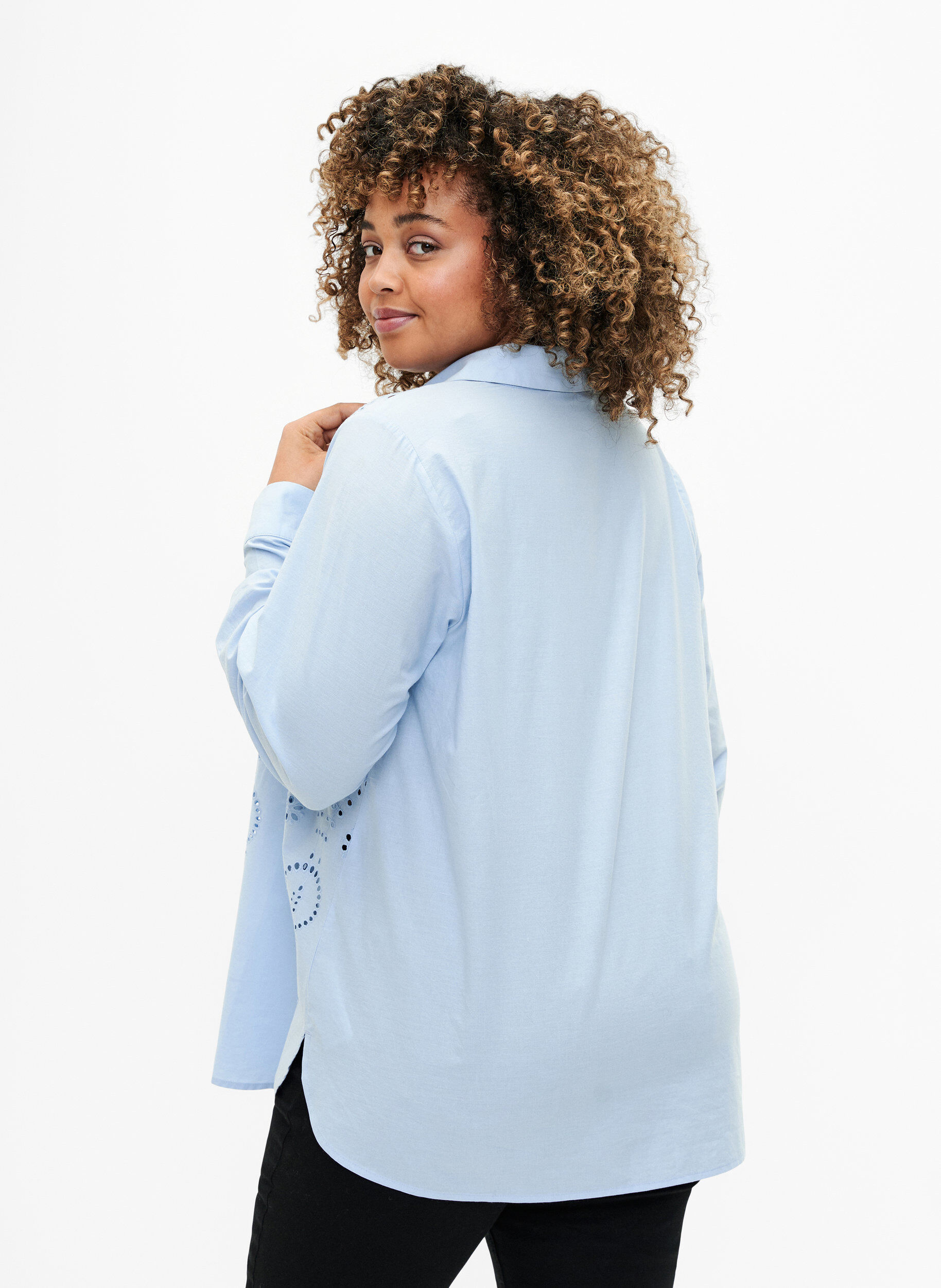 Zizzi Chemise en coton avec broderie anglaise, Chambray Blue, Model image number 1