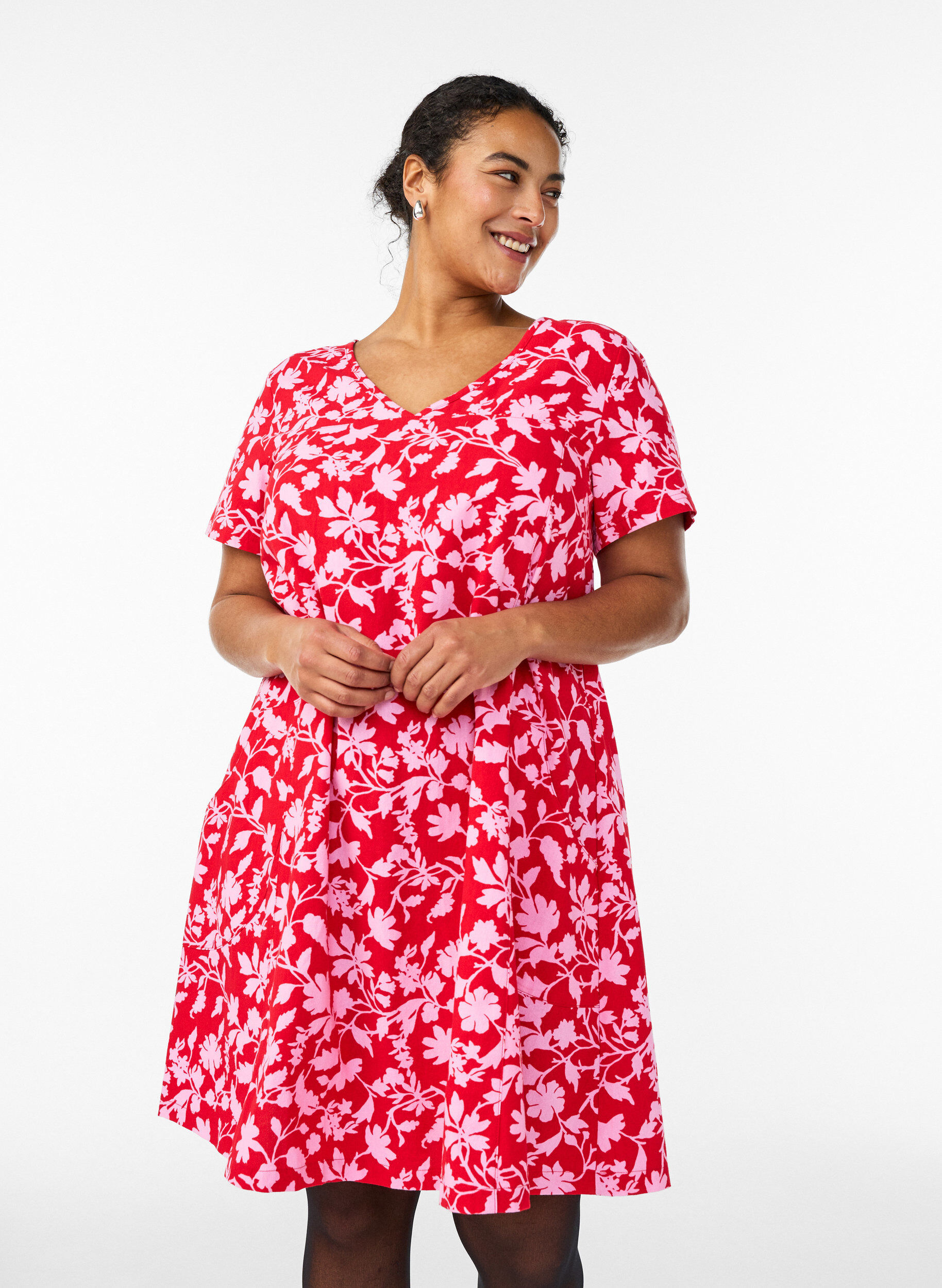 Zizzi Robe courte &eacute;vas&eacute;e &agrave; imprim&eacute; floral, Rouge, Model image number 0