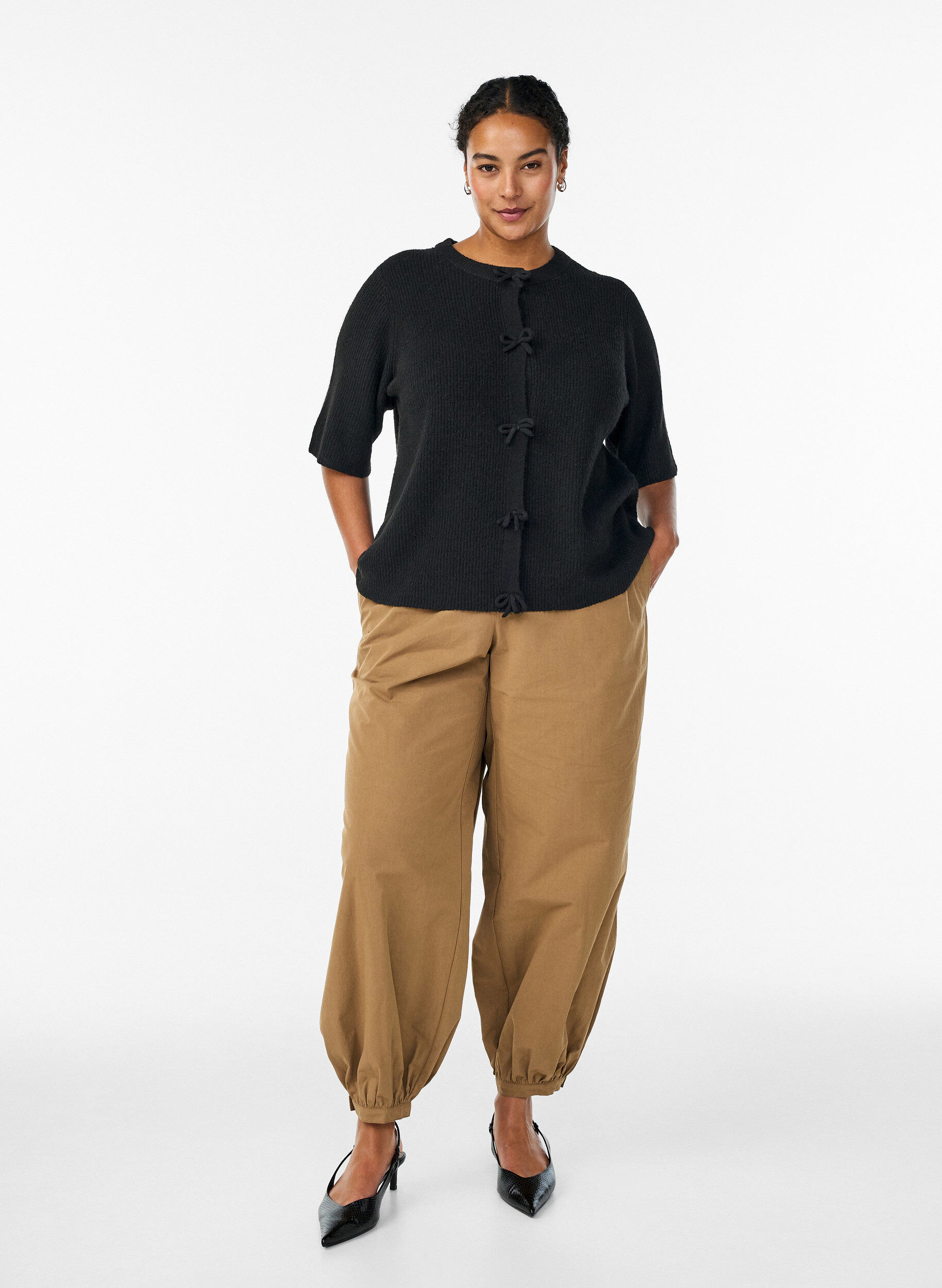 Zizzi Cardigan en maille &agrave; manches courtes avec des n&oelig;uds, Noir, Model image number 1