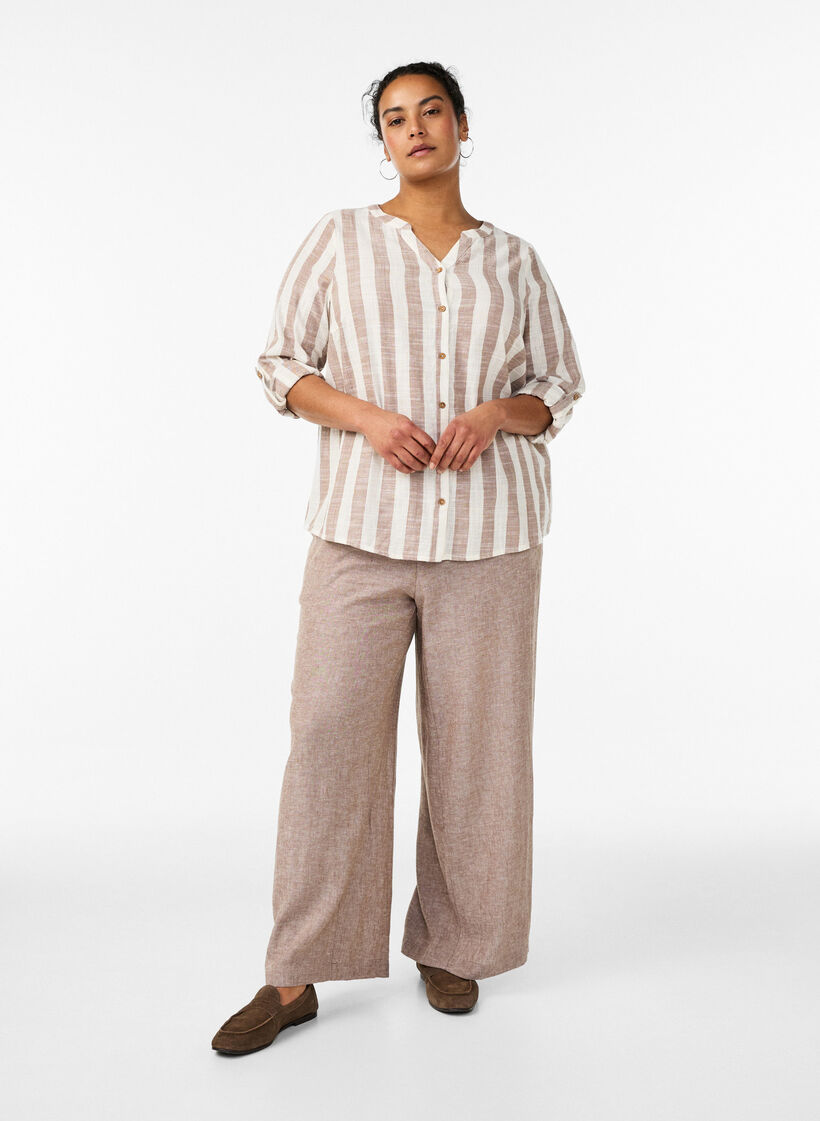 Chemisier en coton avec col en V, Beige, Model image number 1