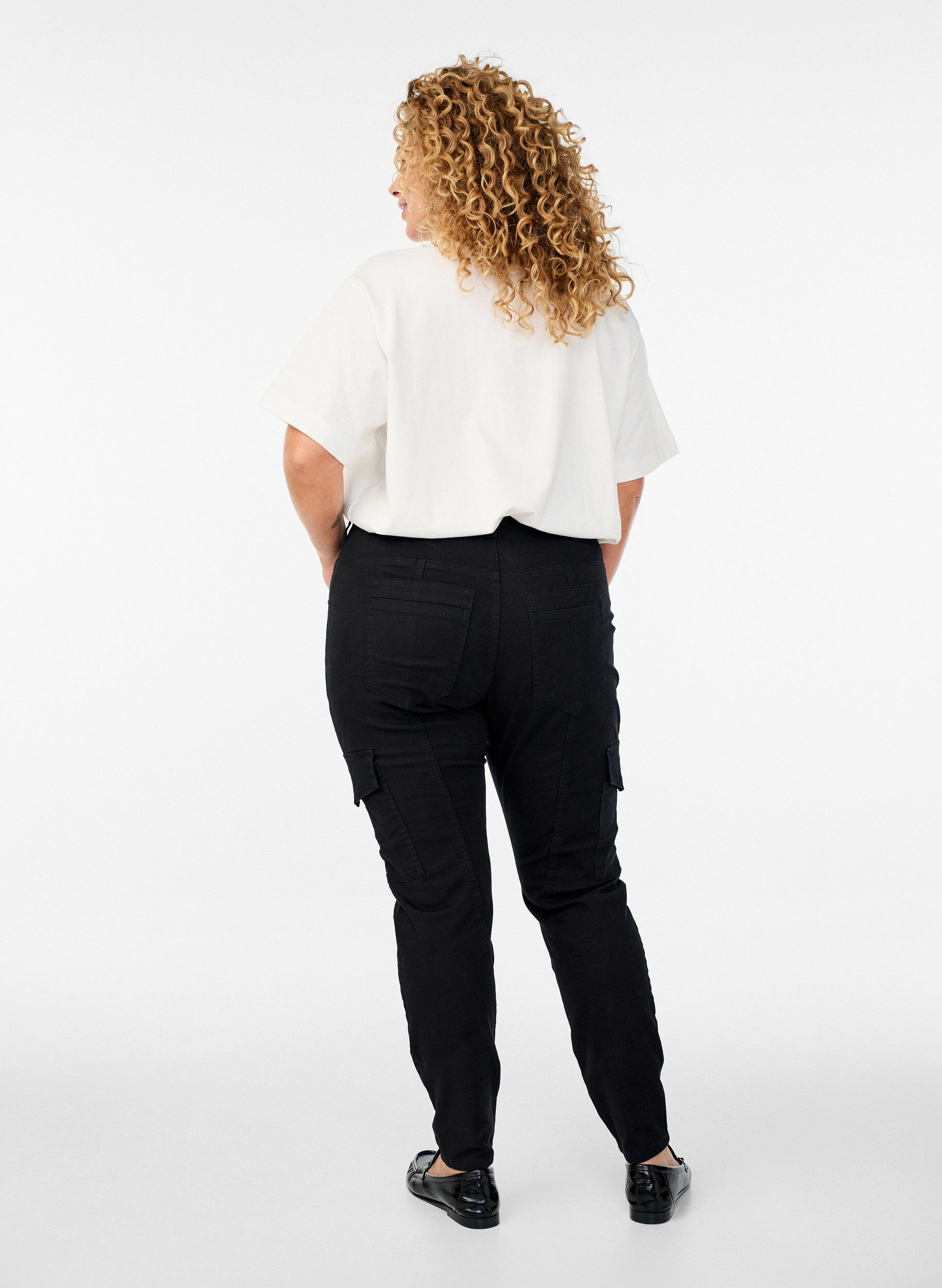 ZizziStrakke pasvorm broek met cargozakken, Zwart, Model image number 1