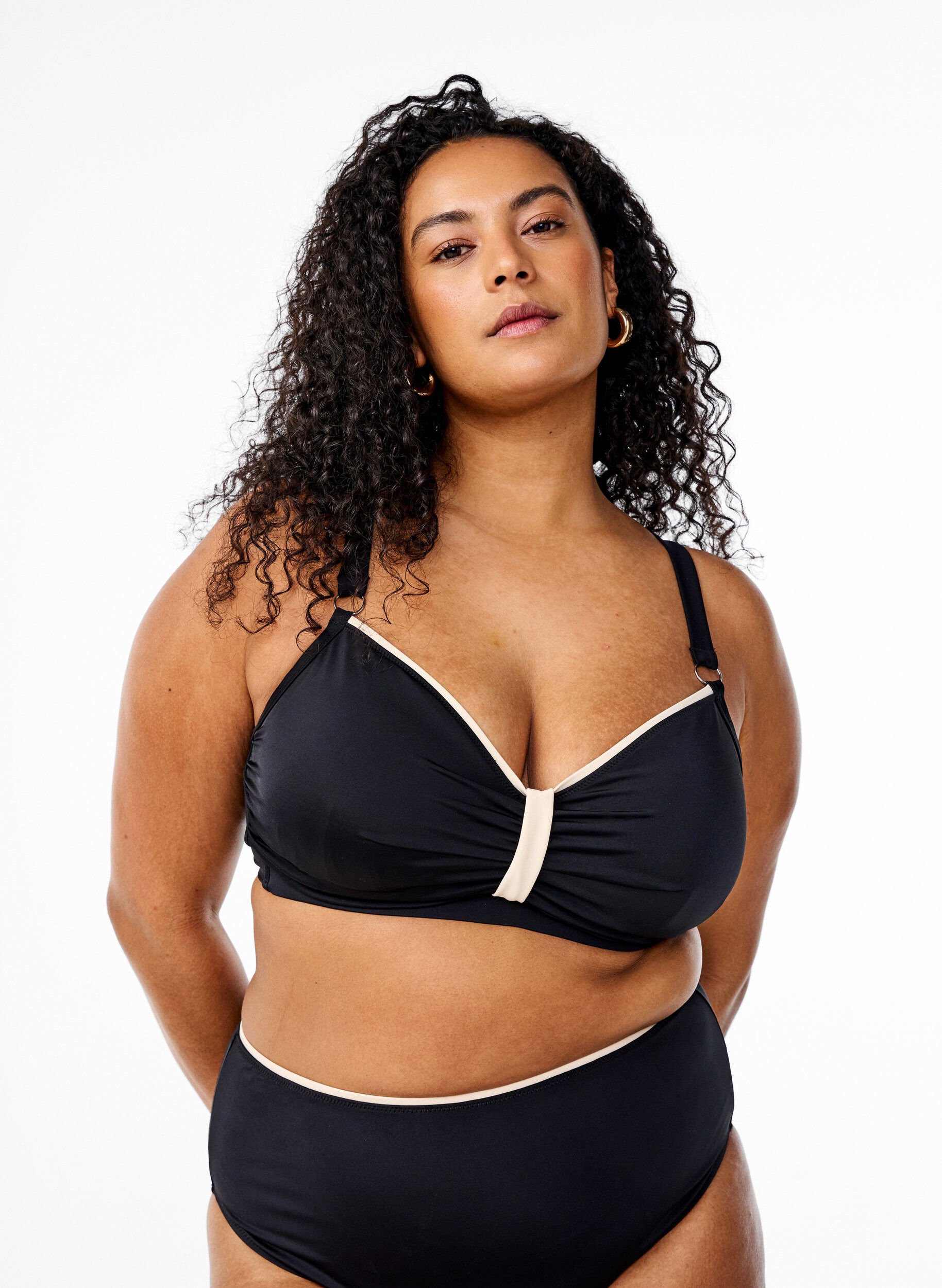 Zizzi Haut de bikini drap&eacute; avec d&eacute;tails contrastants, Noir, Model image number 0