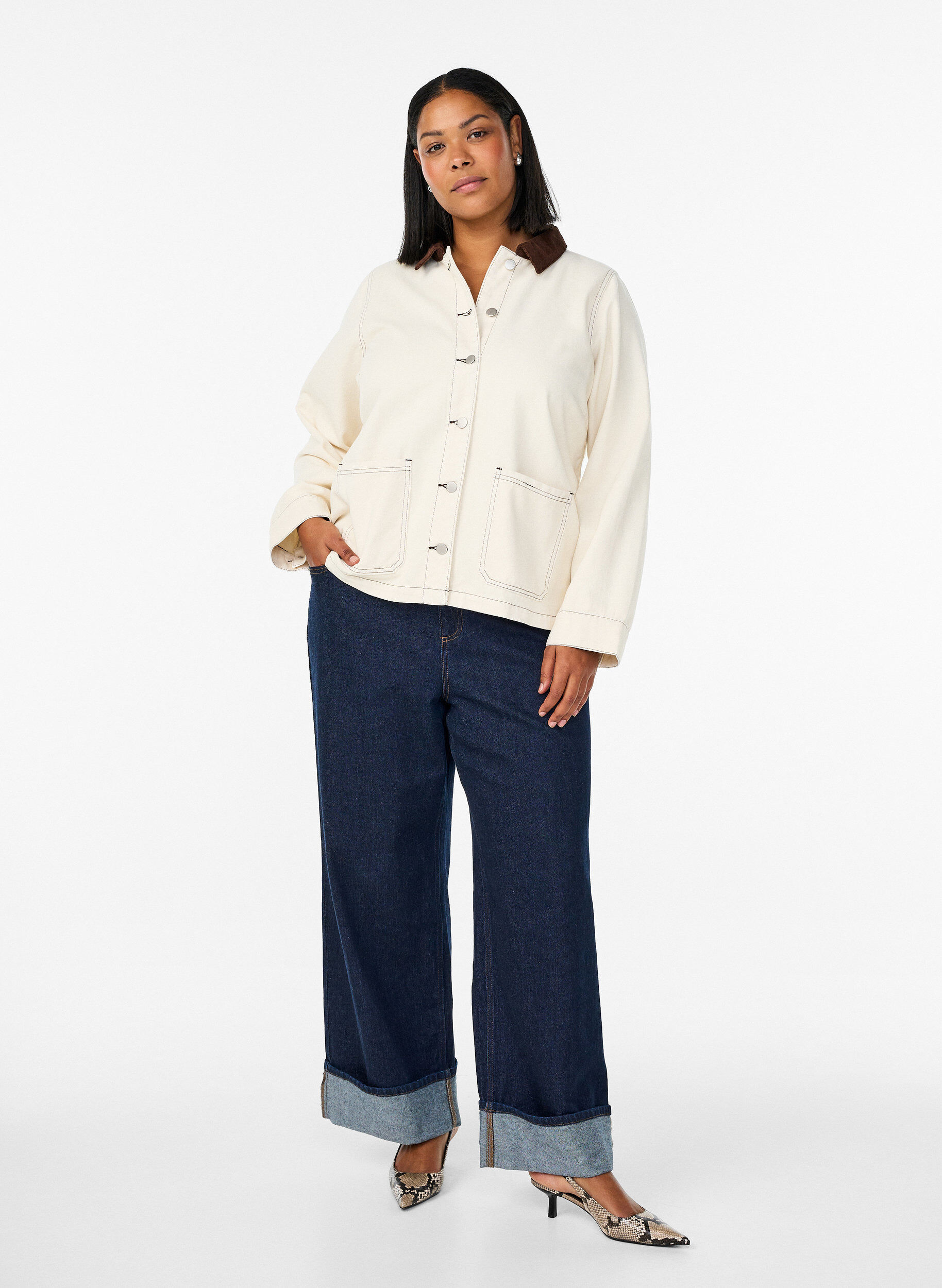 Zizzi Veste en jean de couleur avec col contrastant, Vanille, Model image number 1