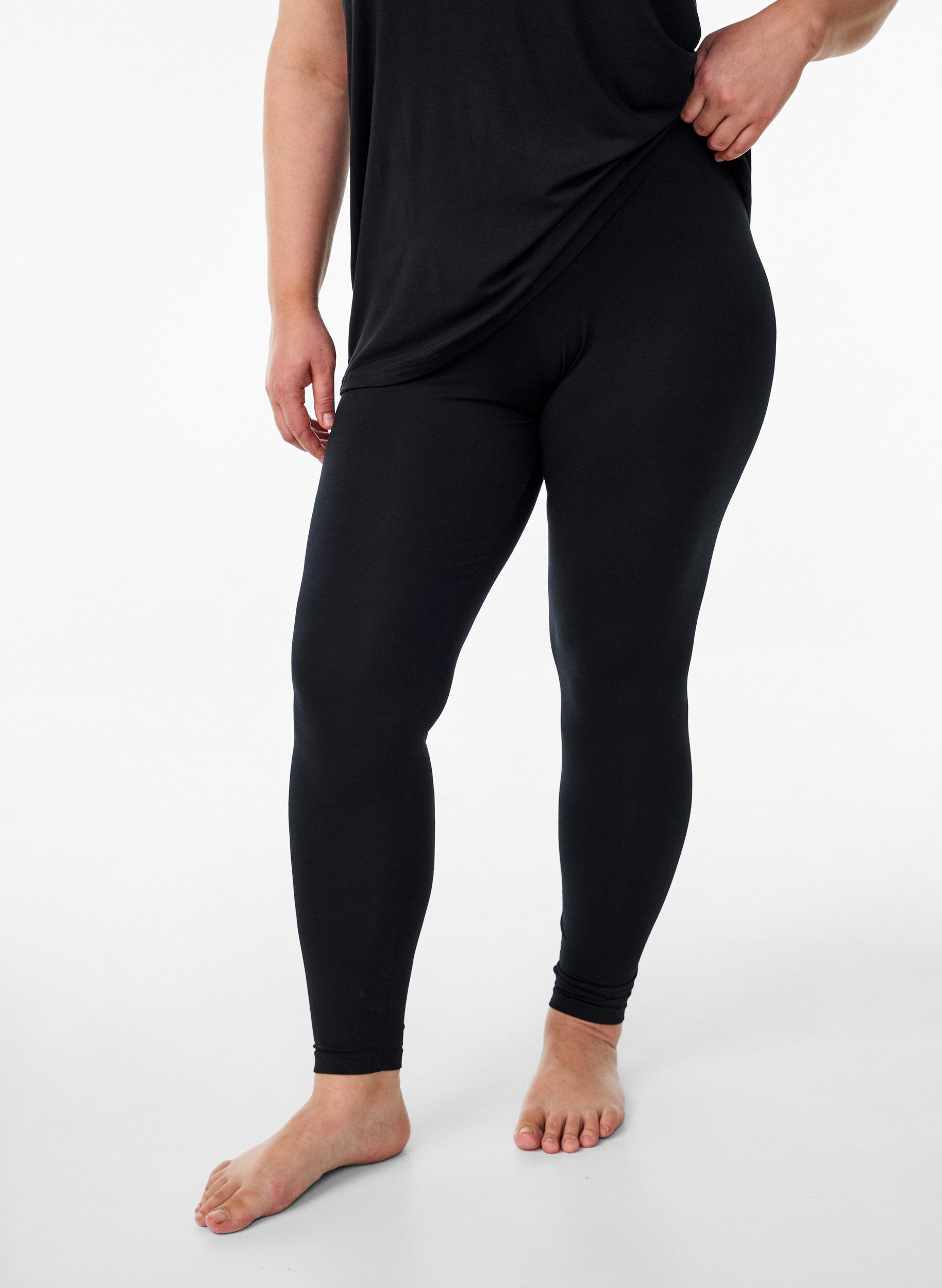 ZizziEnkellange leggings in viscose stof, Zwart, Model image number 2