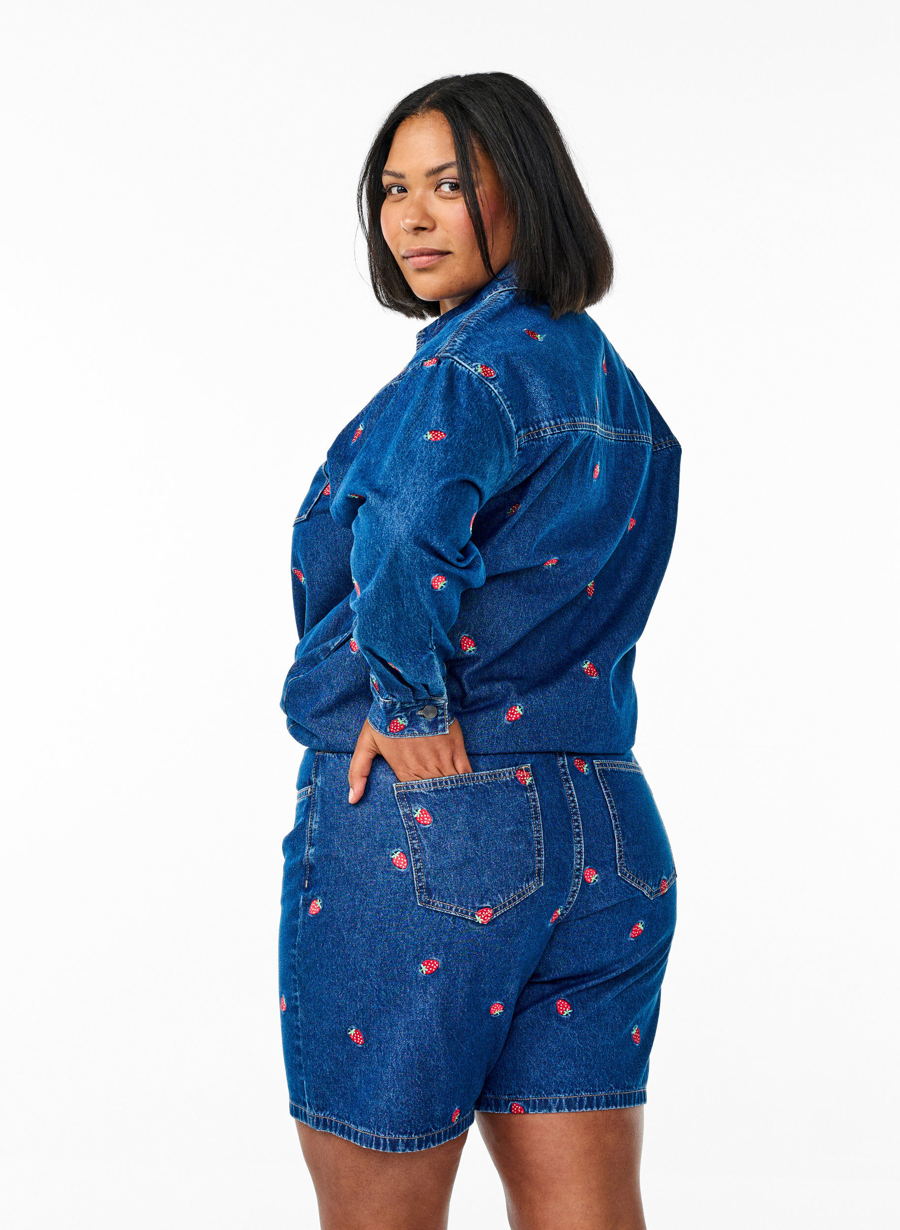 ZizziKorte spijkerbroek met geborduurde aardbeien, Blauw, Model image number 1