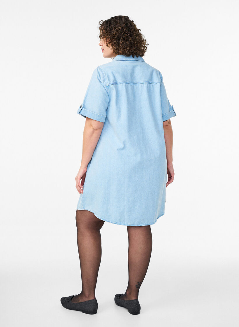 Robe en denim avec manches courtes et boutons, Bleu Clair, Model image number 2