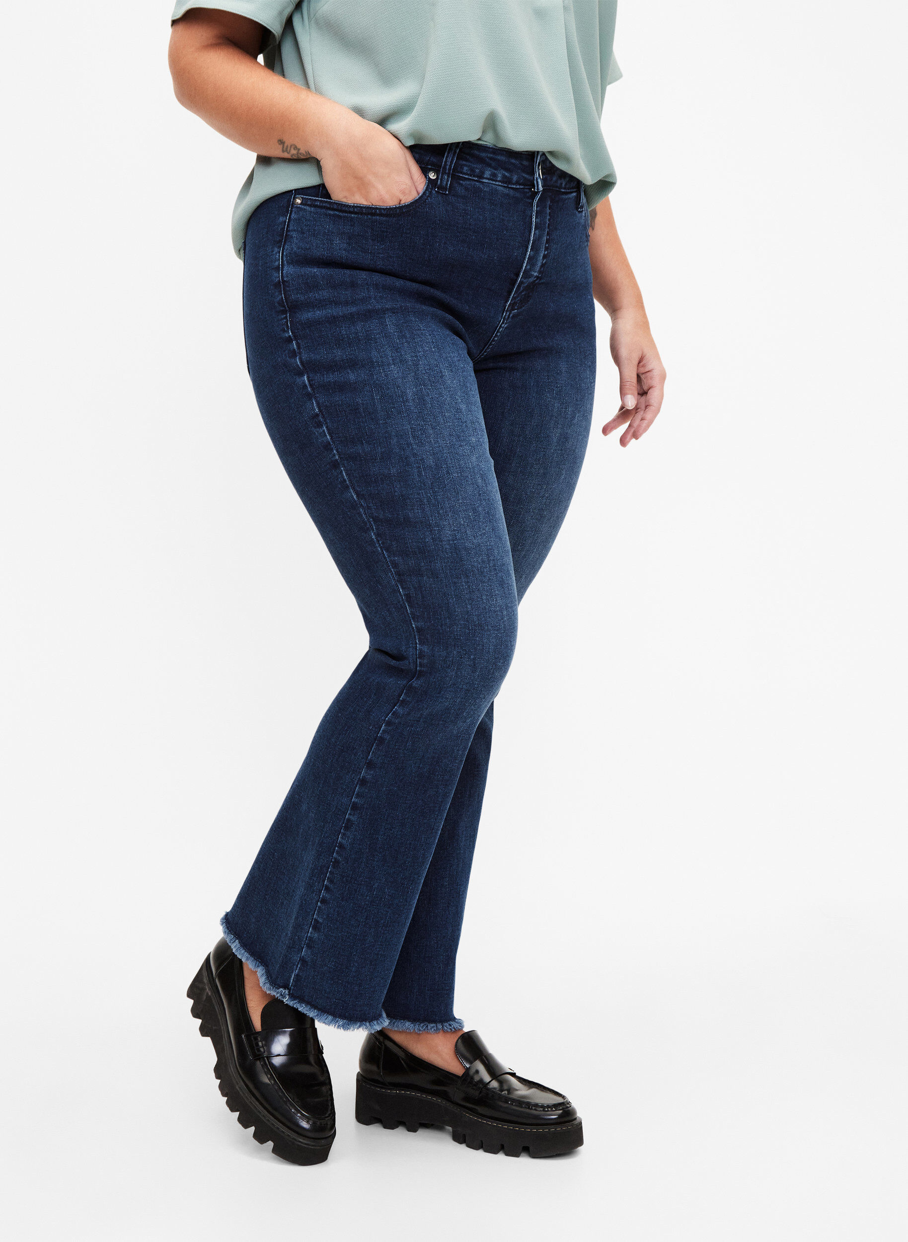 ZizziEllen bootcut jeans met rauwe rand, Blue denim, Model image number 2