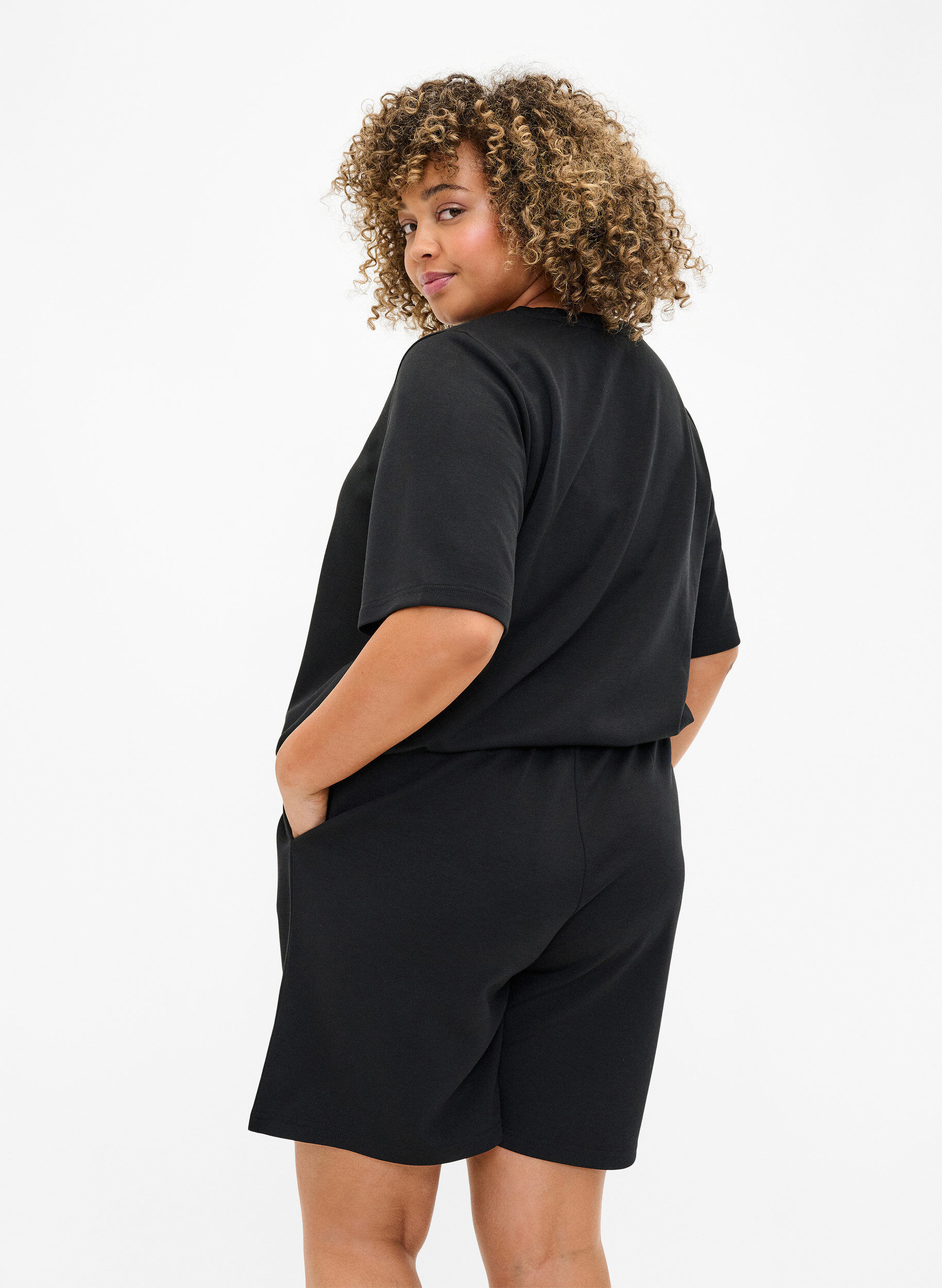 Zizzi Short en m&eacute;lange de modal avec poches, Noir, Model image number 1