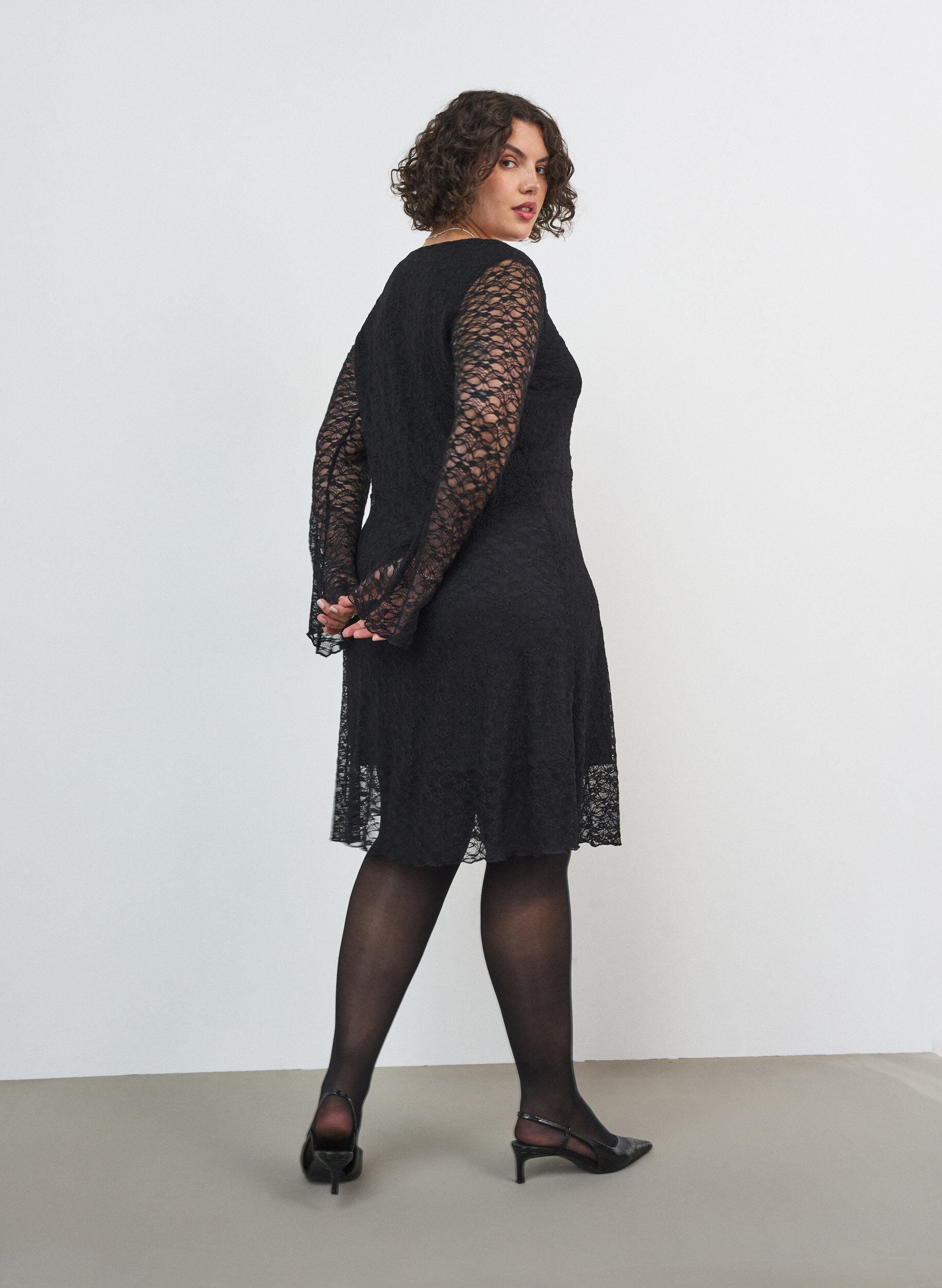 ZizziRobe en dentelle avec manches trompette et coupe &eacute;vas&eacute;e, Noir, Model image number 1