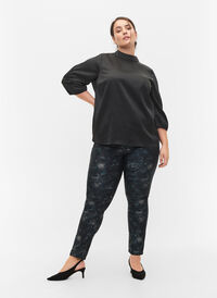 Gedessineerde Emily jeans met klinknagels, Black AOP, Model
