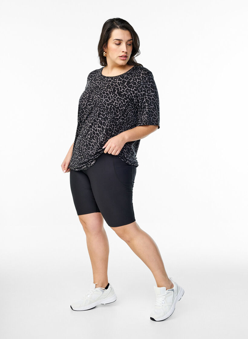 Short ajusté avec poches latérales, Noir, Model image number 1