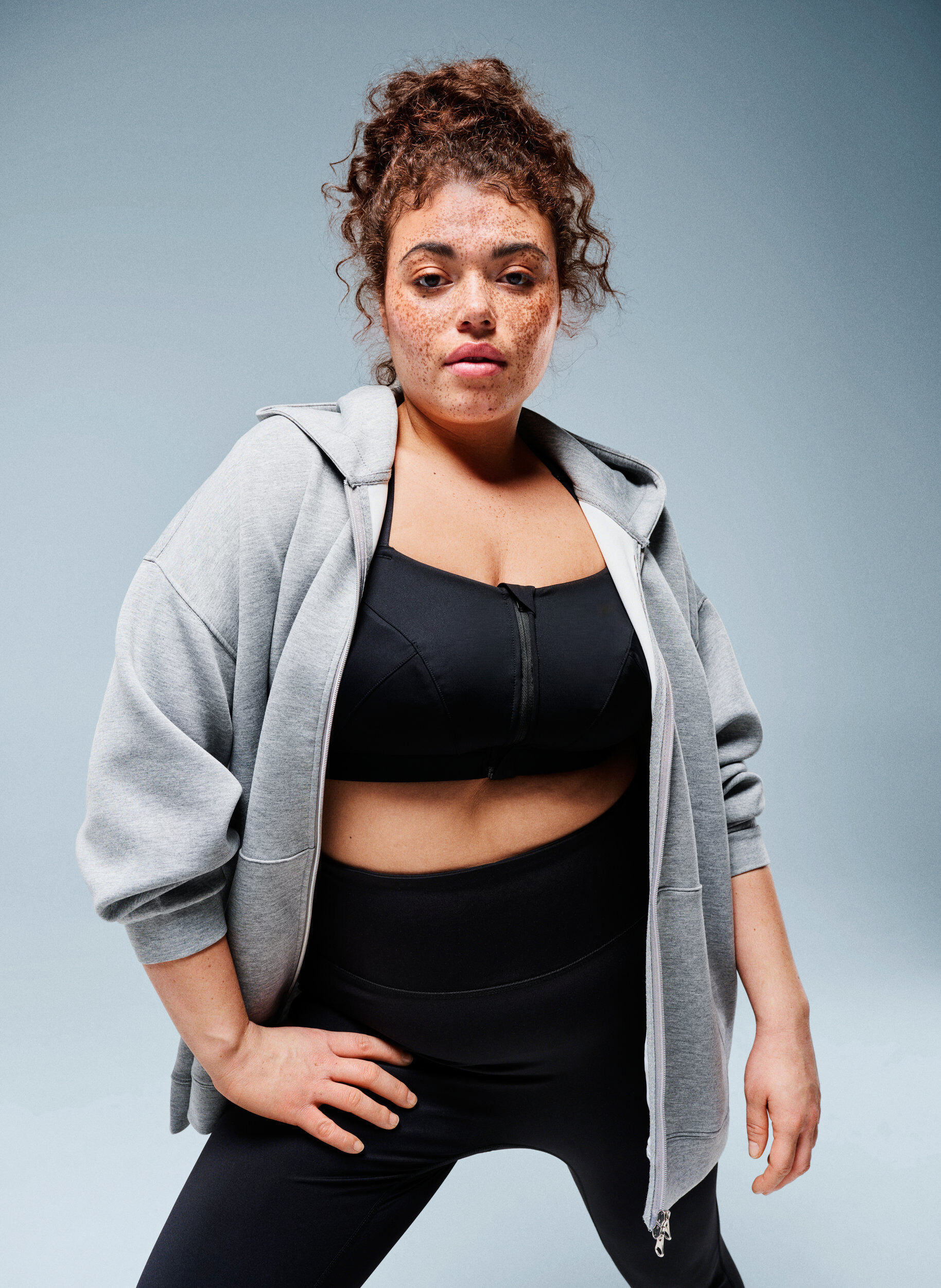 Sweat &agrave; capuche en scuba avec zip et poches