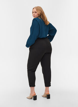 Pantalon longueur 7/8 avec des plis consus, Black, Model image number 1