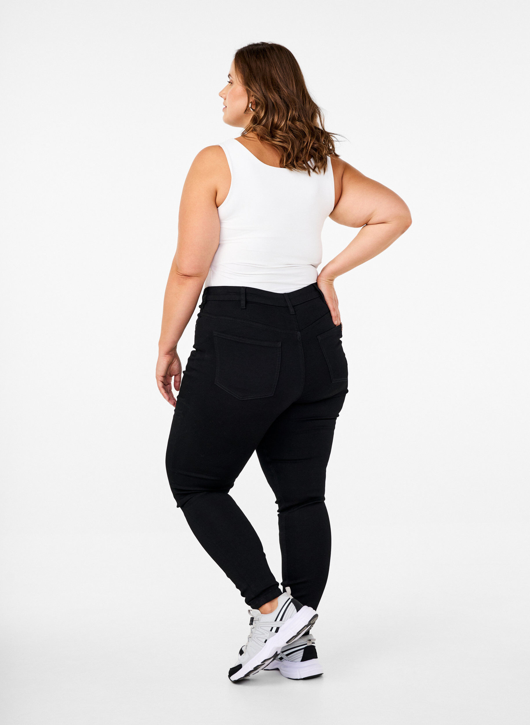 Zizzi Jeans Amy &agrave; taille haute avec fermeture &agrave; bouton, Black, Model image number 1